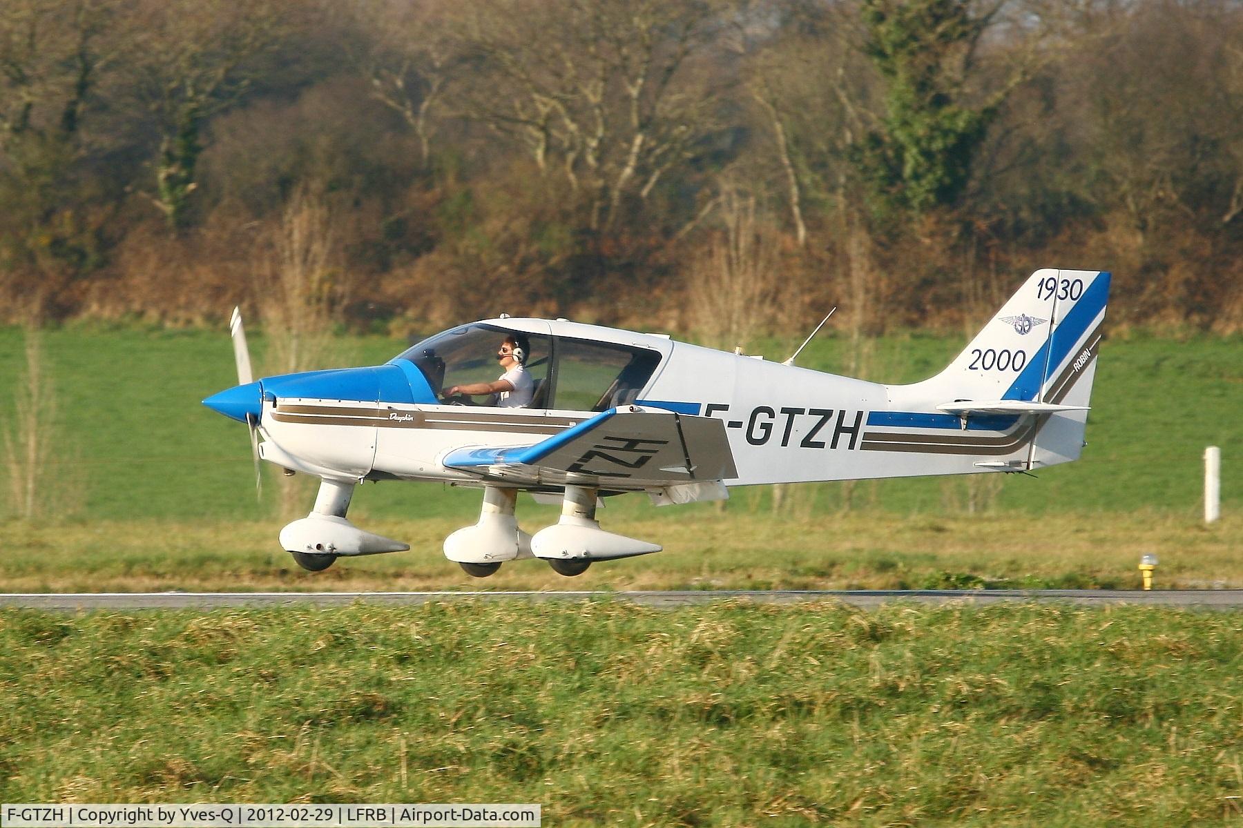 F-GTZH, Robin DR-400-120 Petit Prince C/N 2455, Robin DR-400-120 Petit Prince, Landing rwy 25L, Brest-Bretagne Airport (LFRB-BES)