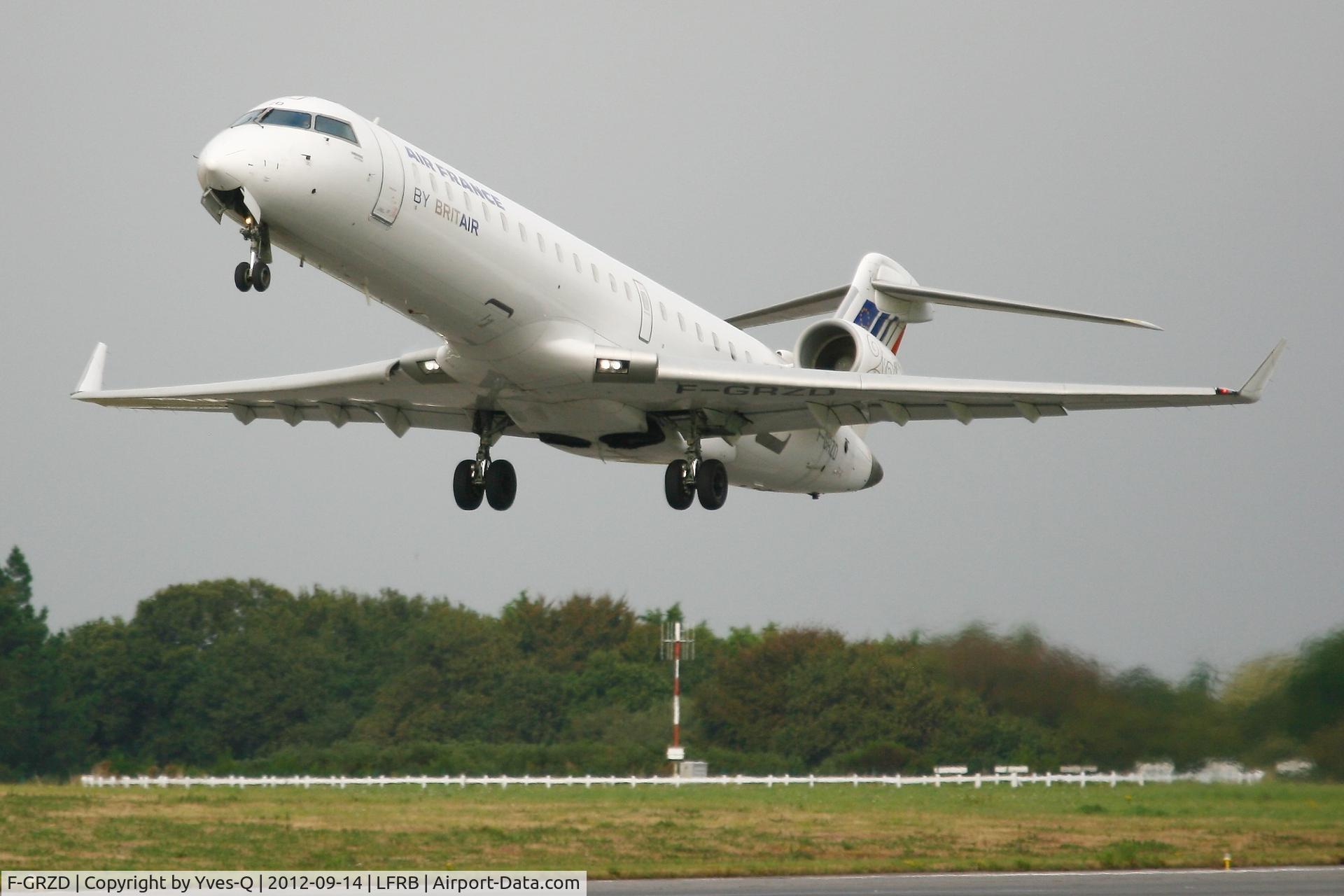 F-GRZD, 2001 Canadair CRJ-702 (CL-600-2C10) Regional Jet C/N 10016, Canadair  Regional Jet CRJ-70, Take off rwy 25L, Brest-Bretagne Airport (LFRB-BES)