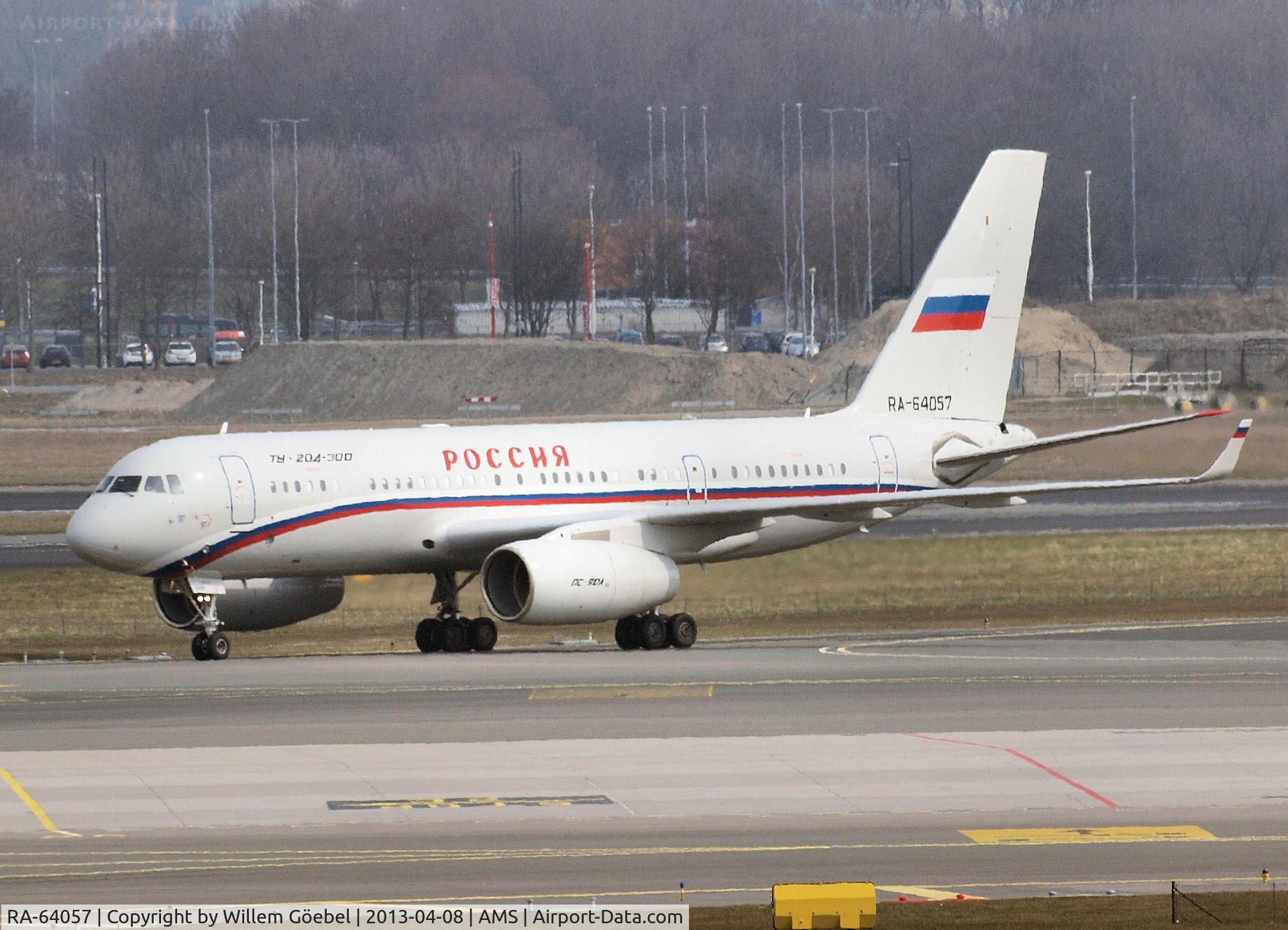 RA-64057, Tupolev 204-300 C/N 64057, Just arrive for a visit of the Russian Premier Poetin