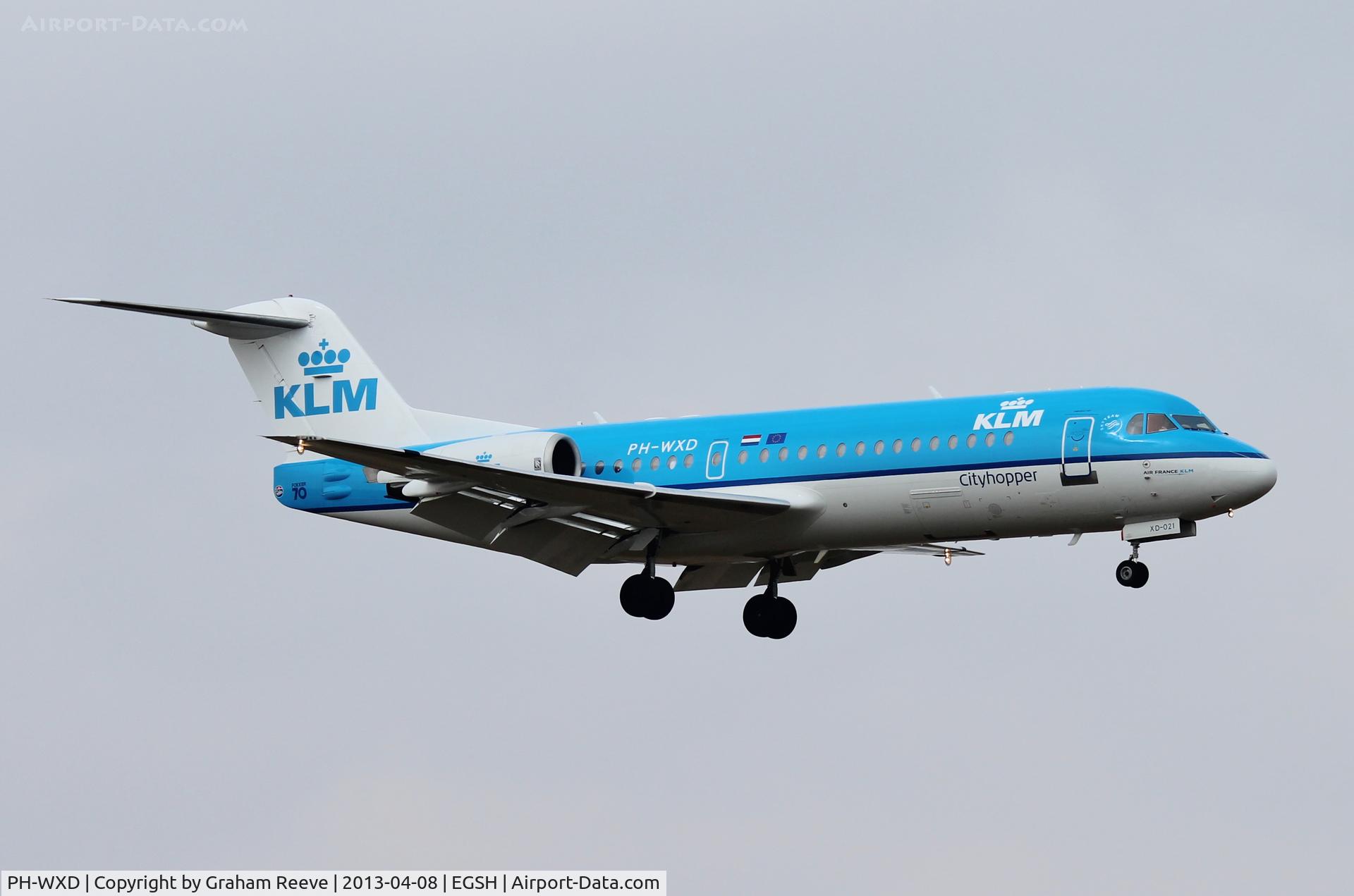 PH-WXD, 1995 Fokker 70 (F-28-0070) C/N 11563, About to touch down.