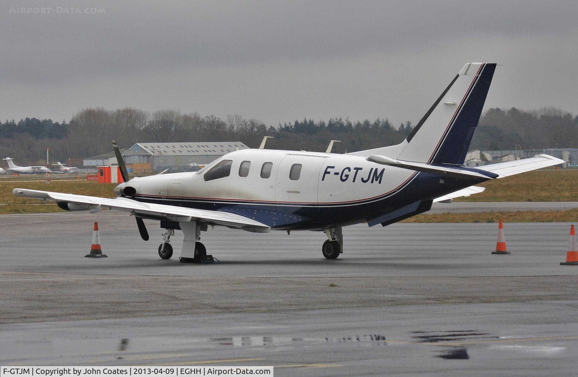 F-GTJM, 1999 Socata TBM-700 C/N 145, Parked at Sigs apron