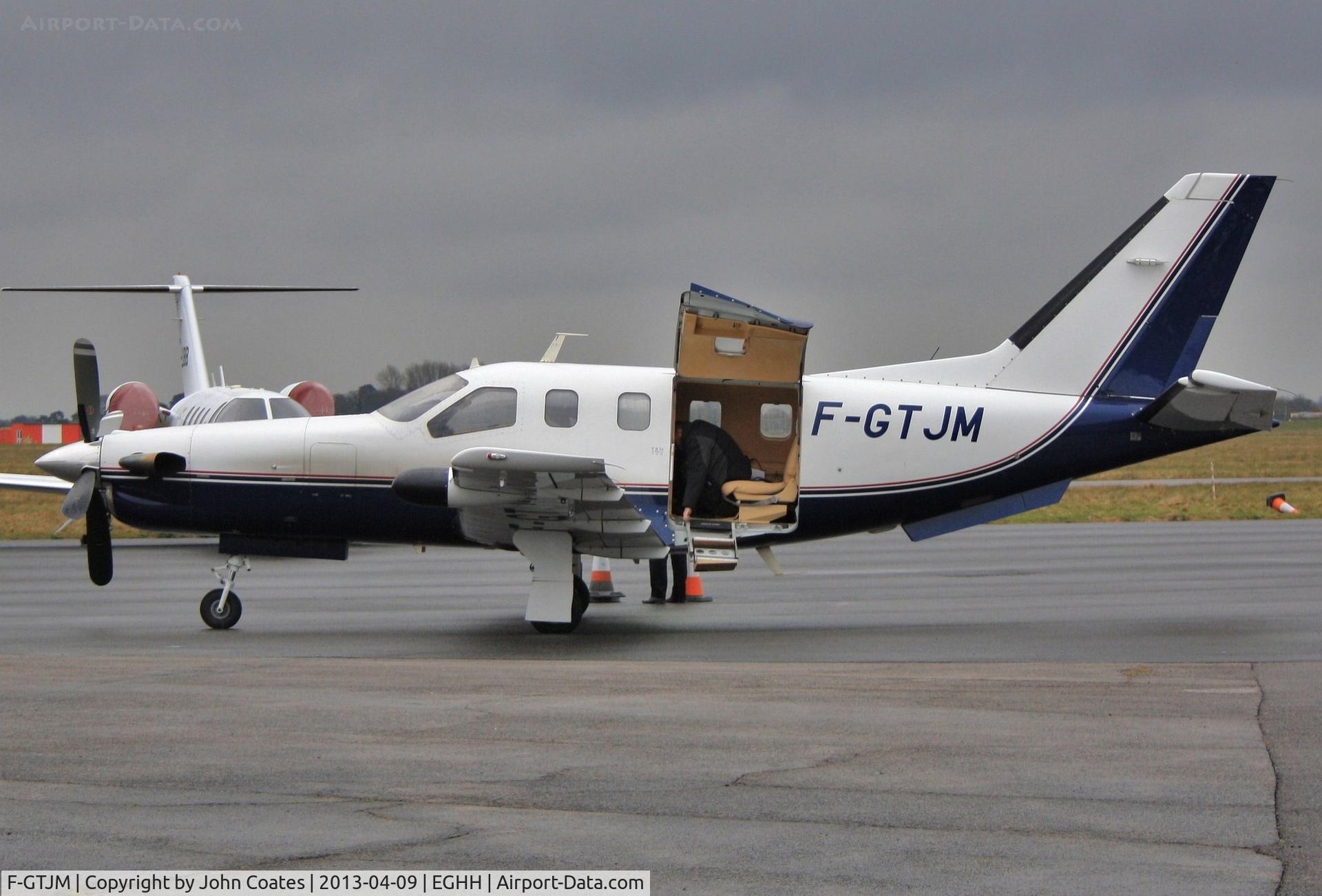 F-GTJM, 1999 Socata TBM-700 C/N 145, Preparing to depart