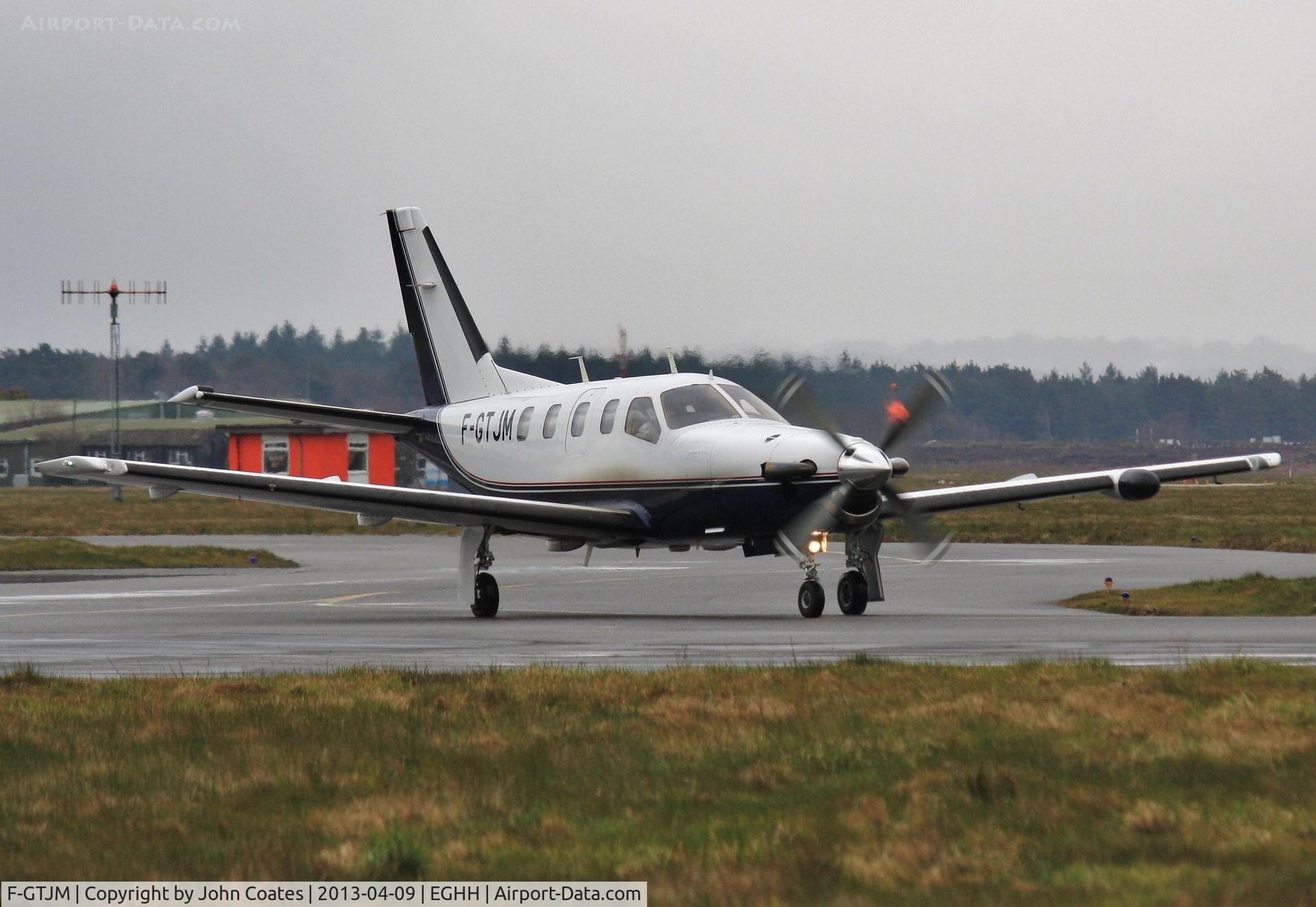 F-GTJM, 1999 Socata TBM-700 C/N 145, Taxiing to depart runway 08