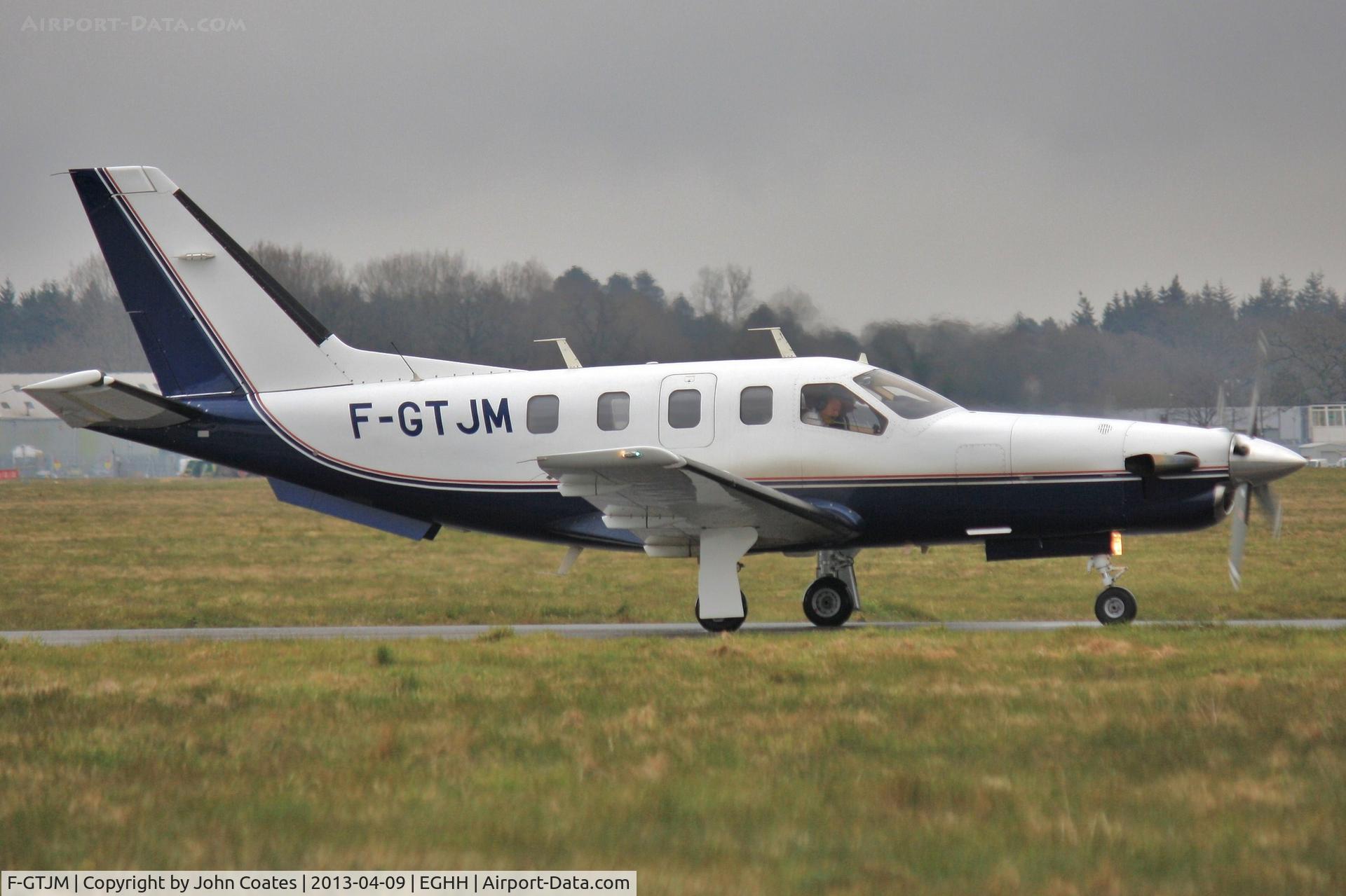 F-GTJM, 1999 Socata TBM-700 C/N 145, Taviing to depart after a short visit