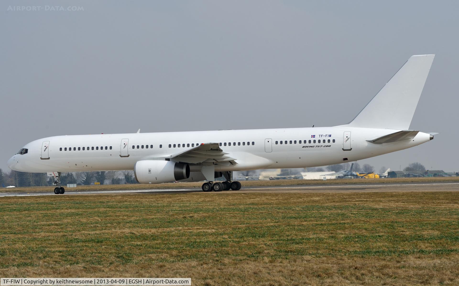 TF-FIW, 1990 Boeing 757-27B/ER C/N 24838, Leaving following a very original paint job !