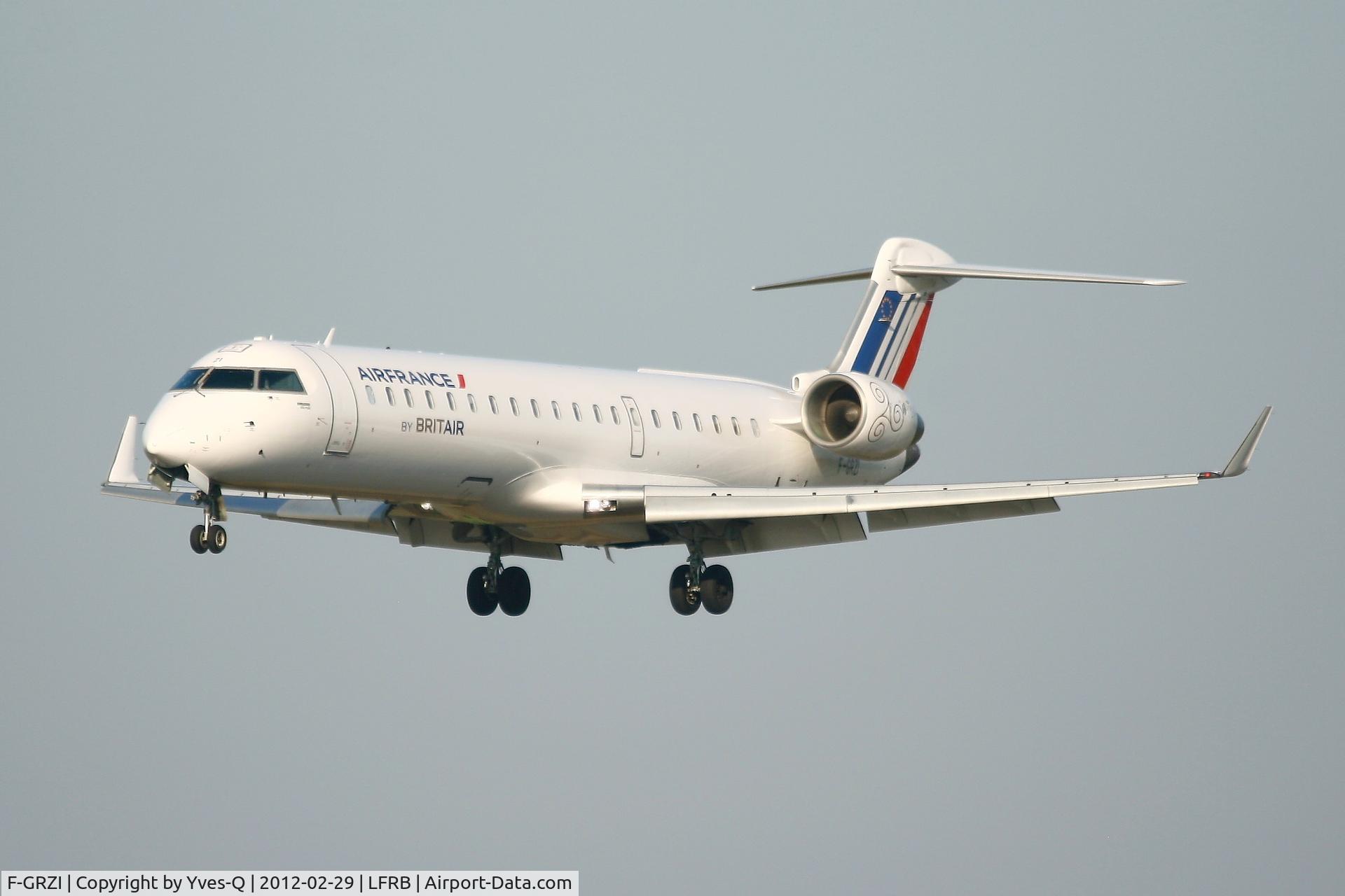 F-GRZI, Canadair CRJ-702 (CL-600-2C10) Regional Jet C/N 10093, Canadair Regional Jet CRJ700, Short approach rwy 25L, Brest-Bretagne Airport (LFRB-BES)