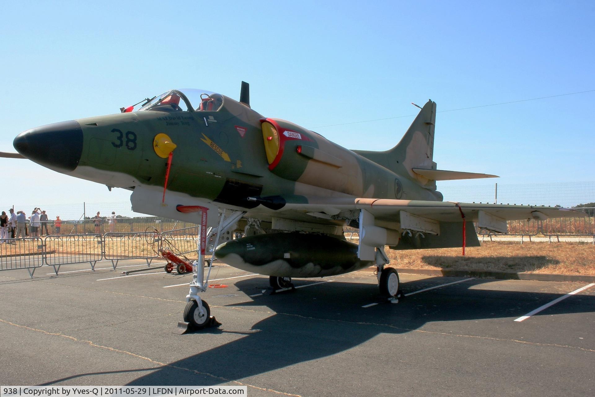 938, Douglas A-4SU Skyhawk C/N 12587, Singapore Douglas A-4SU Skyhawk , Static display, Rochefort-St Agnant AB 721 (LFDN-RCO) Open day 2011