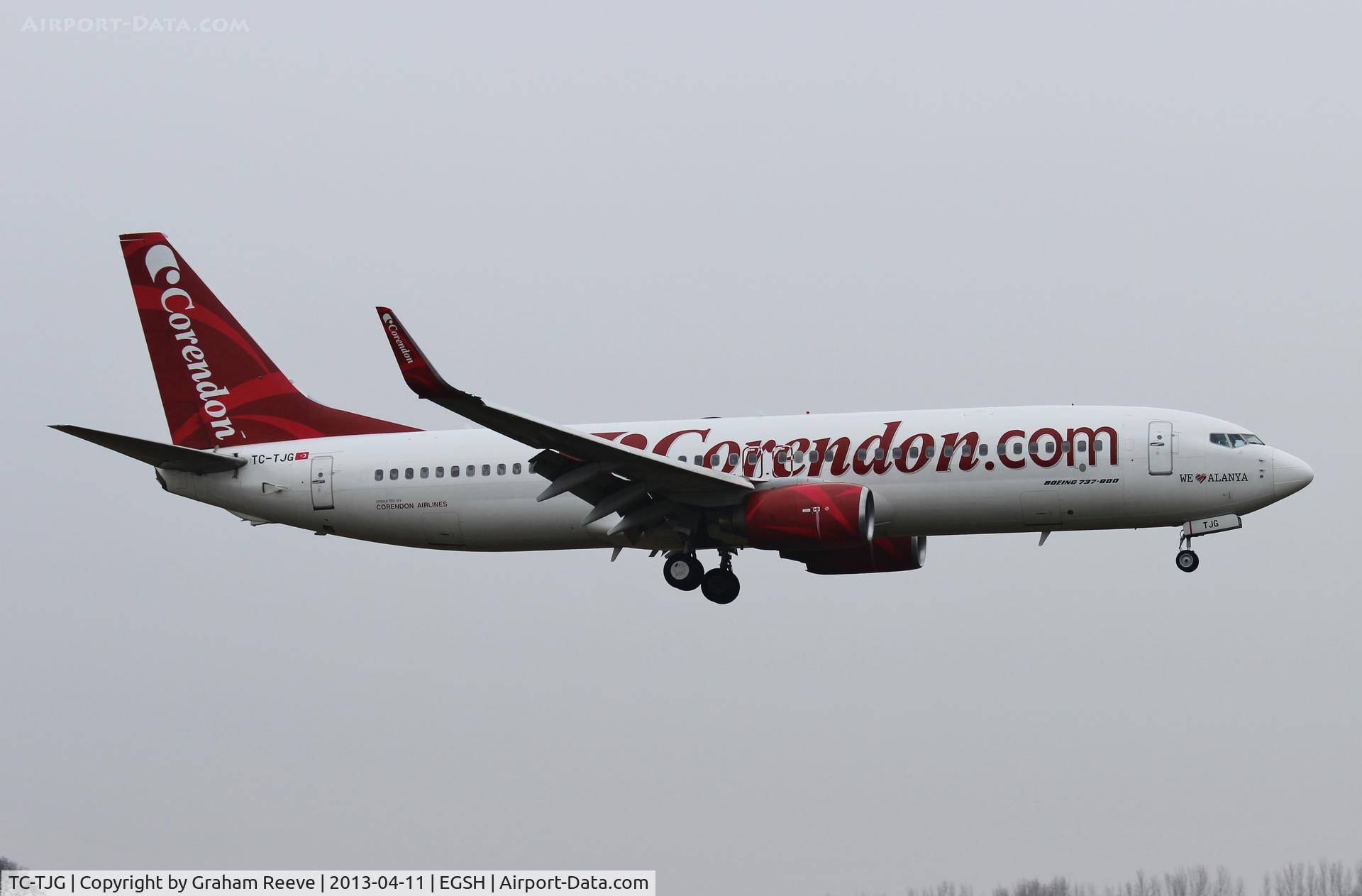 TC-TJG, 1999 Boeing 737-86J C/N 29120, About to touch down.