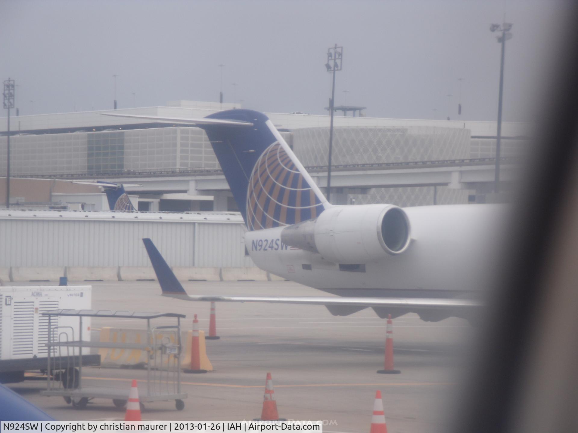 N924SW, 2002 Bombardier CRJ-200LR (CL-600-2B19) C/N 7681, parked