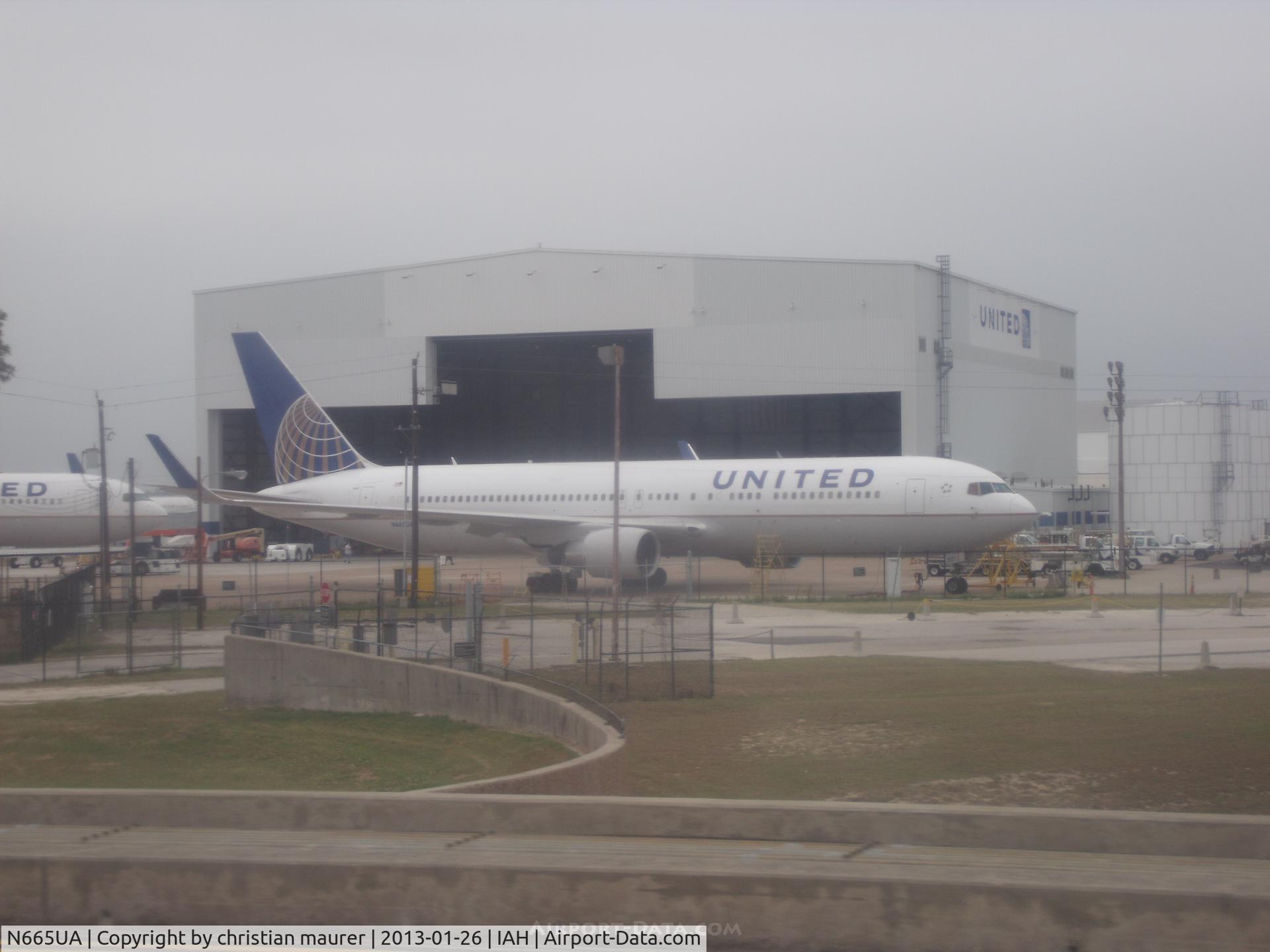 N665UA, 1998 Boeing 767-322 C/N 29237, 767-300