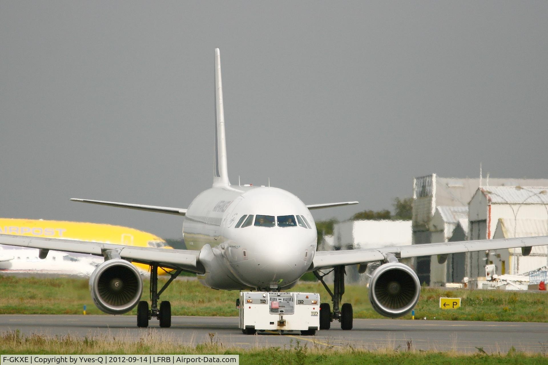 F-GKXE, 2002 Airbus A320-214 C/N 1879, Airbus A320-214, Air France, Push back, Brest-Bretagne Airport (LFRB-BES)