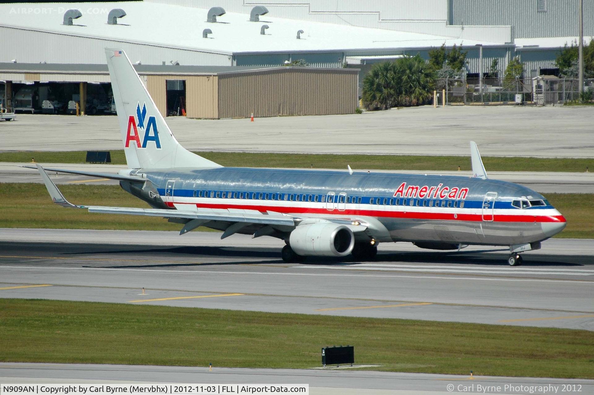 N909AN, 1999 Boeing 737-823 C/N 29511, Taken from the Hibiscus car park viewing area.