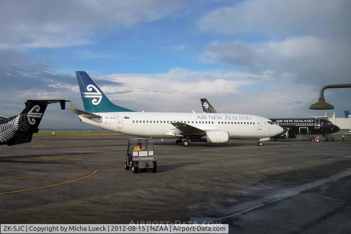 ZK-SJC, 1998 Boeing 737-3U3 C/N 28738, Framed by Crazy About Rugby planes :)