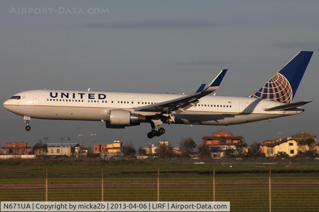 N671UA, 1999 Boeing 767-322 C/N 30026, Landing