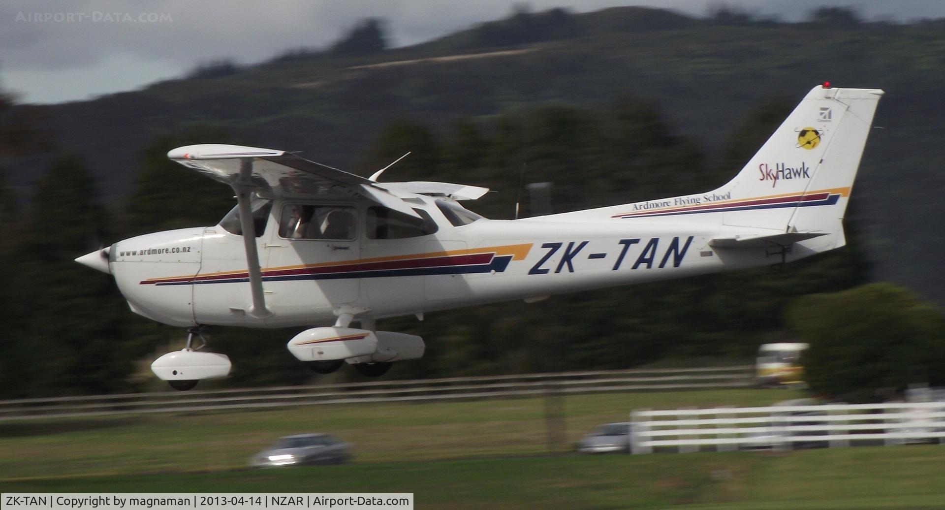 ZK-TAN, Cessna 172R C/N 17281089, Landing at Ardmore