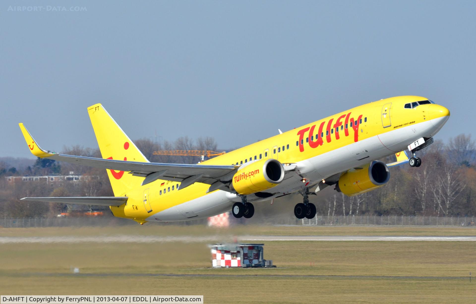D-AHFT, 2000 Boeing 737-8K5 C/N 30413, TUIfly B738 lifting-off from DUS