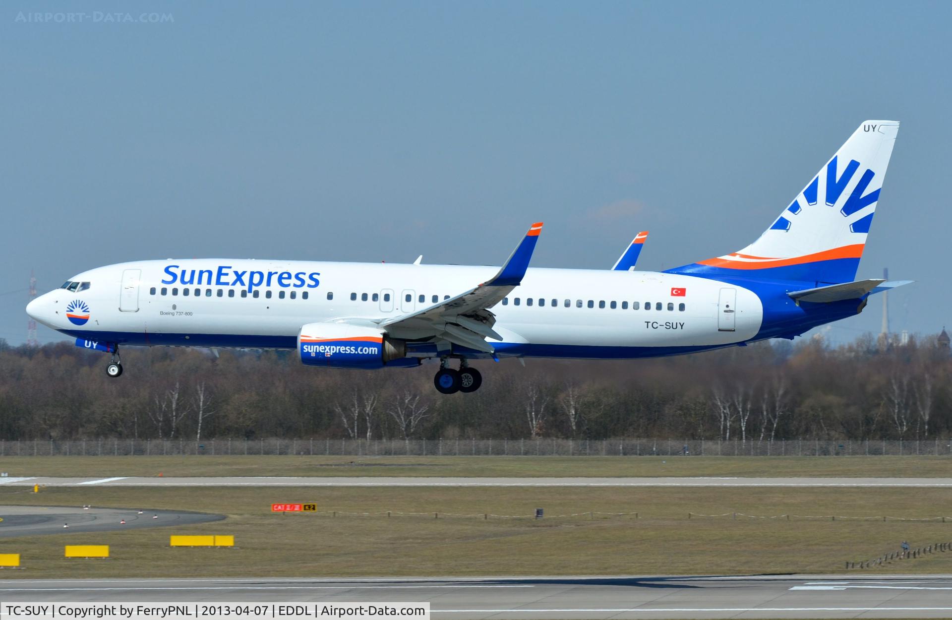 TC-SUY, 2001 Boeing 737-86N C/N 30806, SXS B738 landing