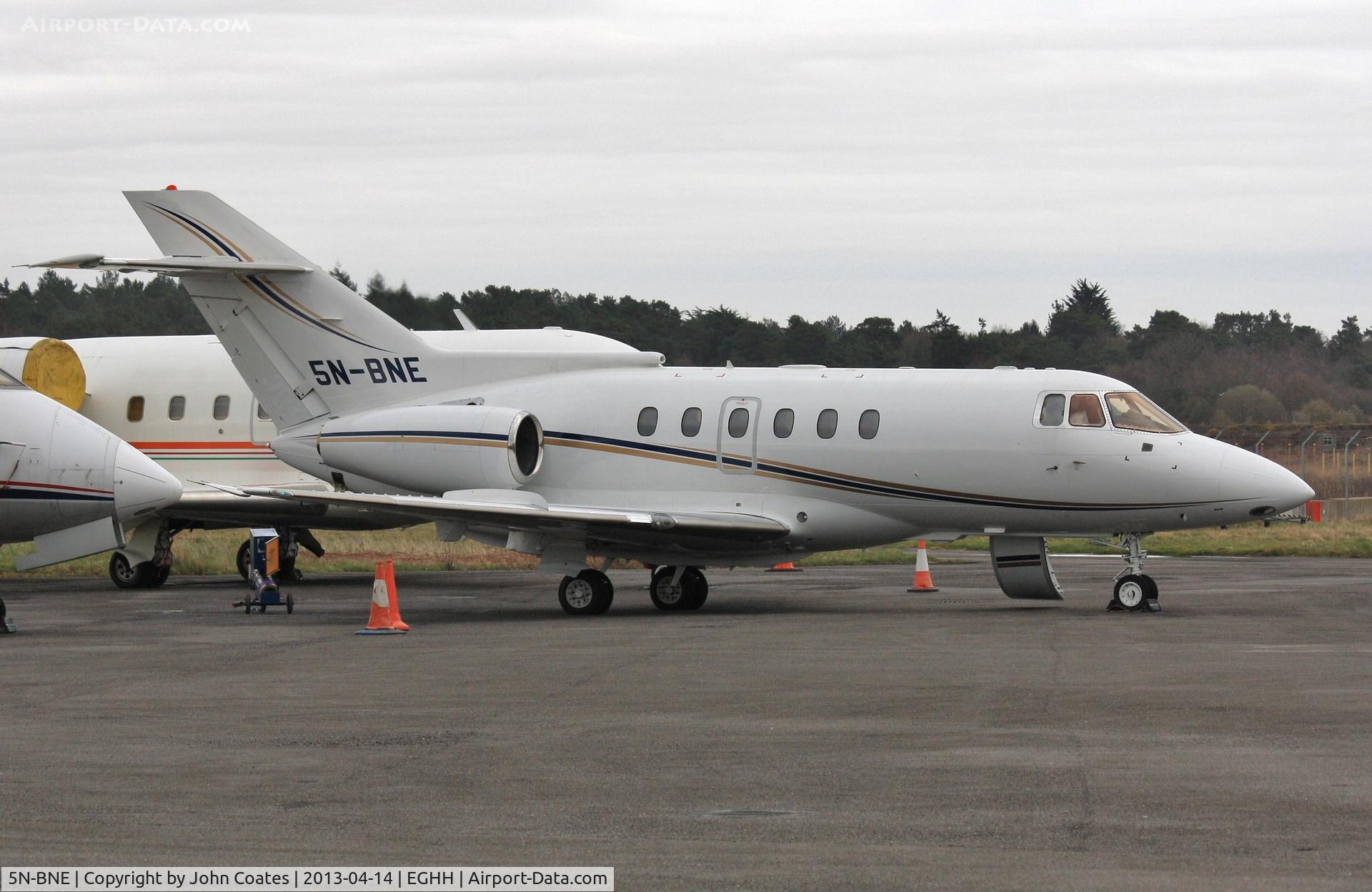 5N-BNE, Raytheon Hawker 800A C/N 258265, Preparing to depart JETS