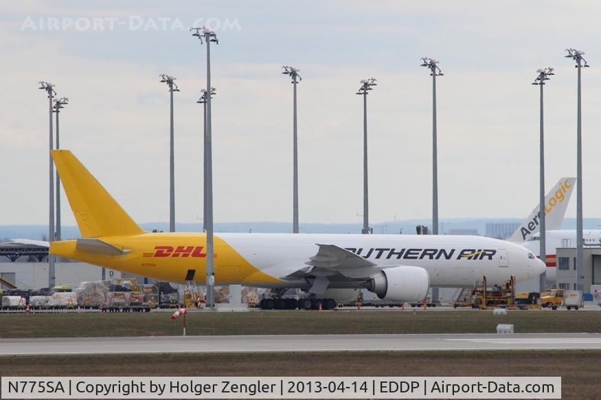 N775SA, 2010 Boeing 777-FZB C/N 37987, Unloading process is running on apron 4 east....