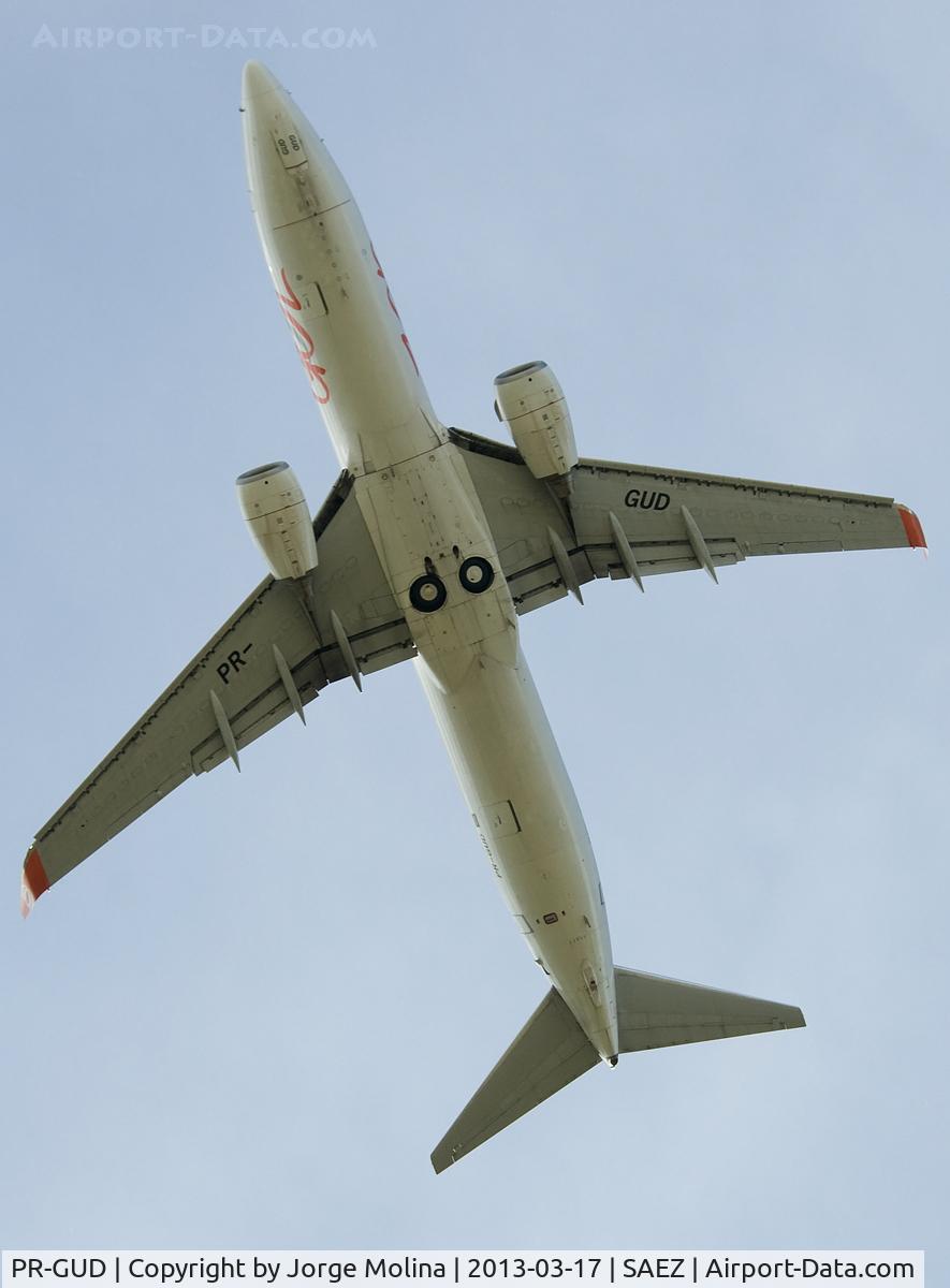 PR-GUD, 2010 Boeing 737-8EH C/N 35836, Taking off RWY 11.