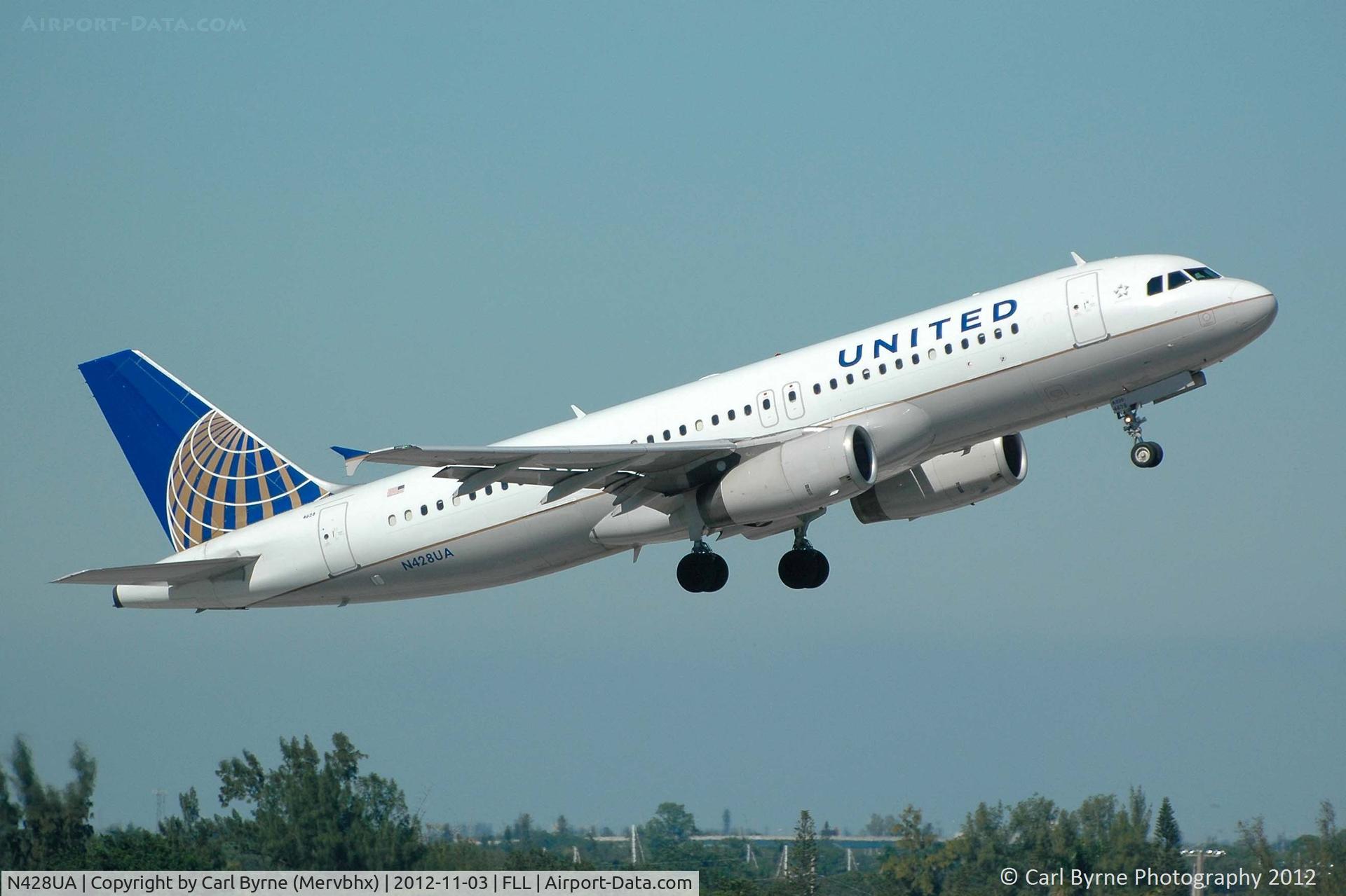 N428UA, 1995 Airbus A320-232 C/N 523, Taken from the Hibiscus car park viewing area.
