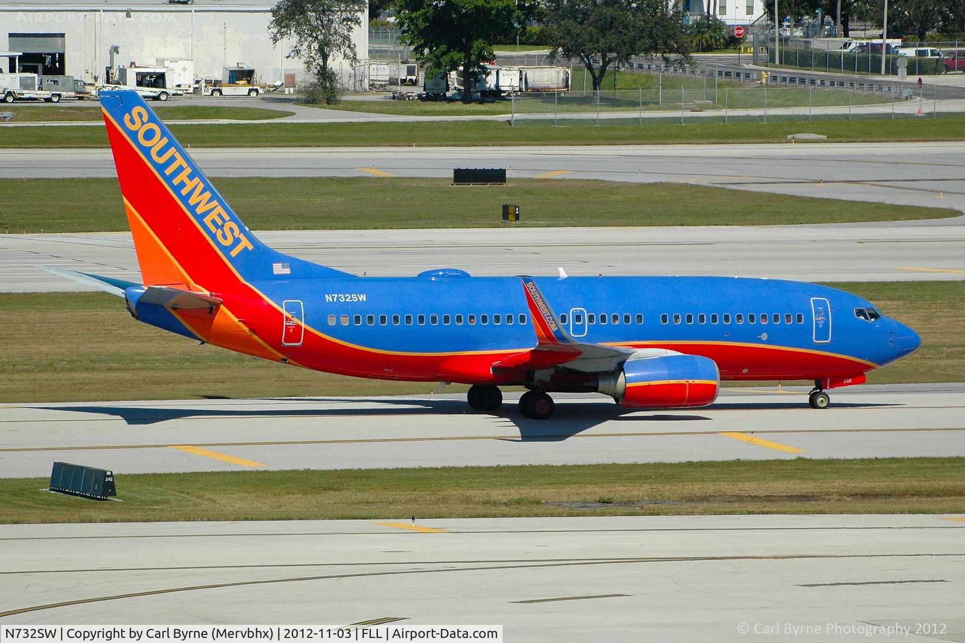 N732SW, 1999 Boeing 737-7H4 C/N 27864, Taken from the Hibiscus car park viewing area.