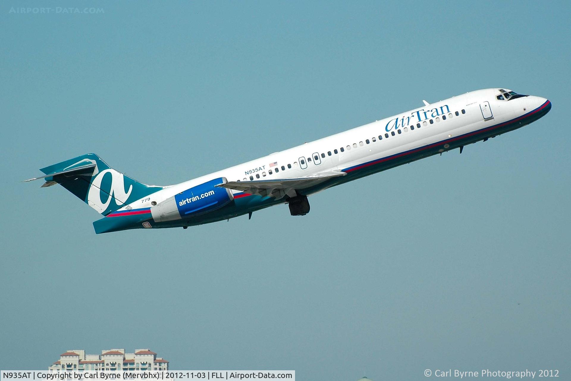 N935AT, 2000 Boeing 717-200 C/N 55069, Taken from the Hibiscus car park viewing area.