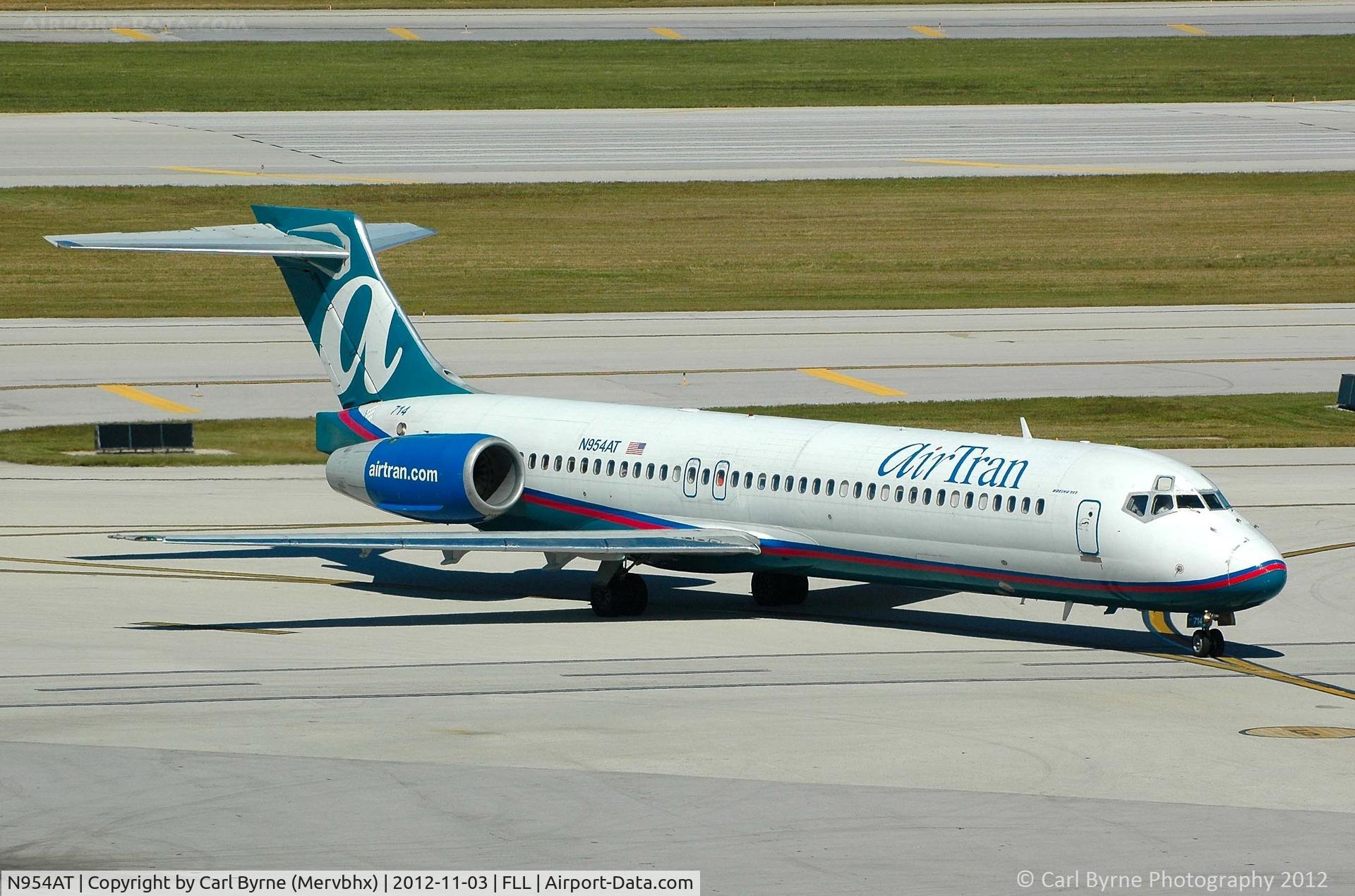 N954AT, 2000 Boeing 717-2BD C/N 55016, Taken from the Hibiscus car park viewing area.