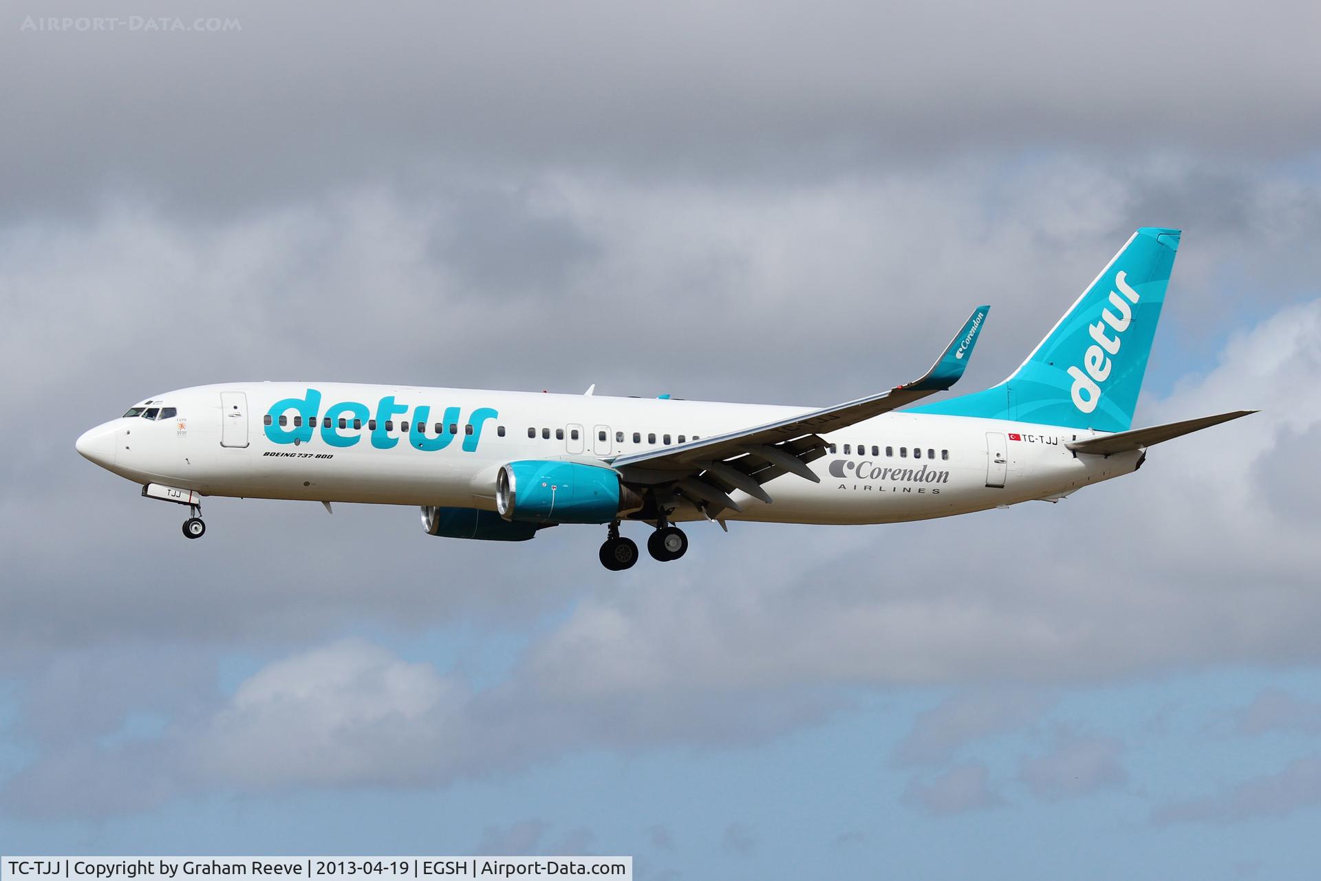 TC-TJJ, 2000 Boeing 737-8S3 C/N 29247, About to land.
