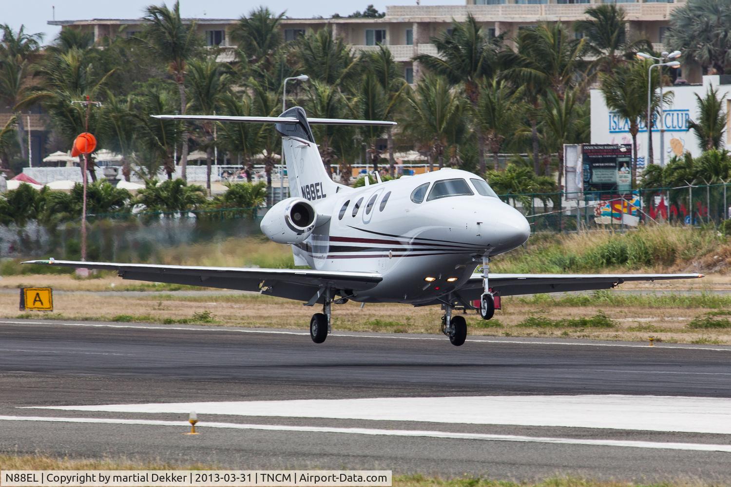 N88EL, Raytheon Aircraft Company 390 C/N RB-157, landing SXM