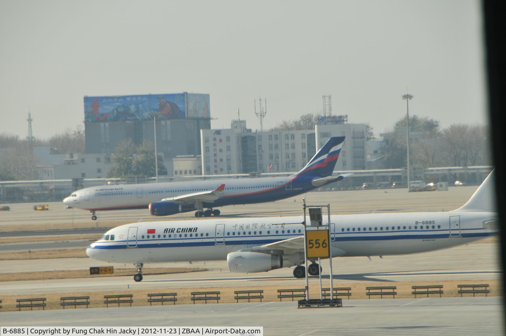 B-6885, 2012 Airbus A321-231 C/N 5199, I was walking quite fast while taking the photo, so I couldn't catch the whole plane T_T
