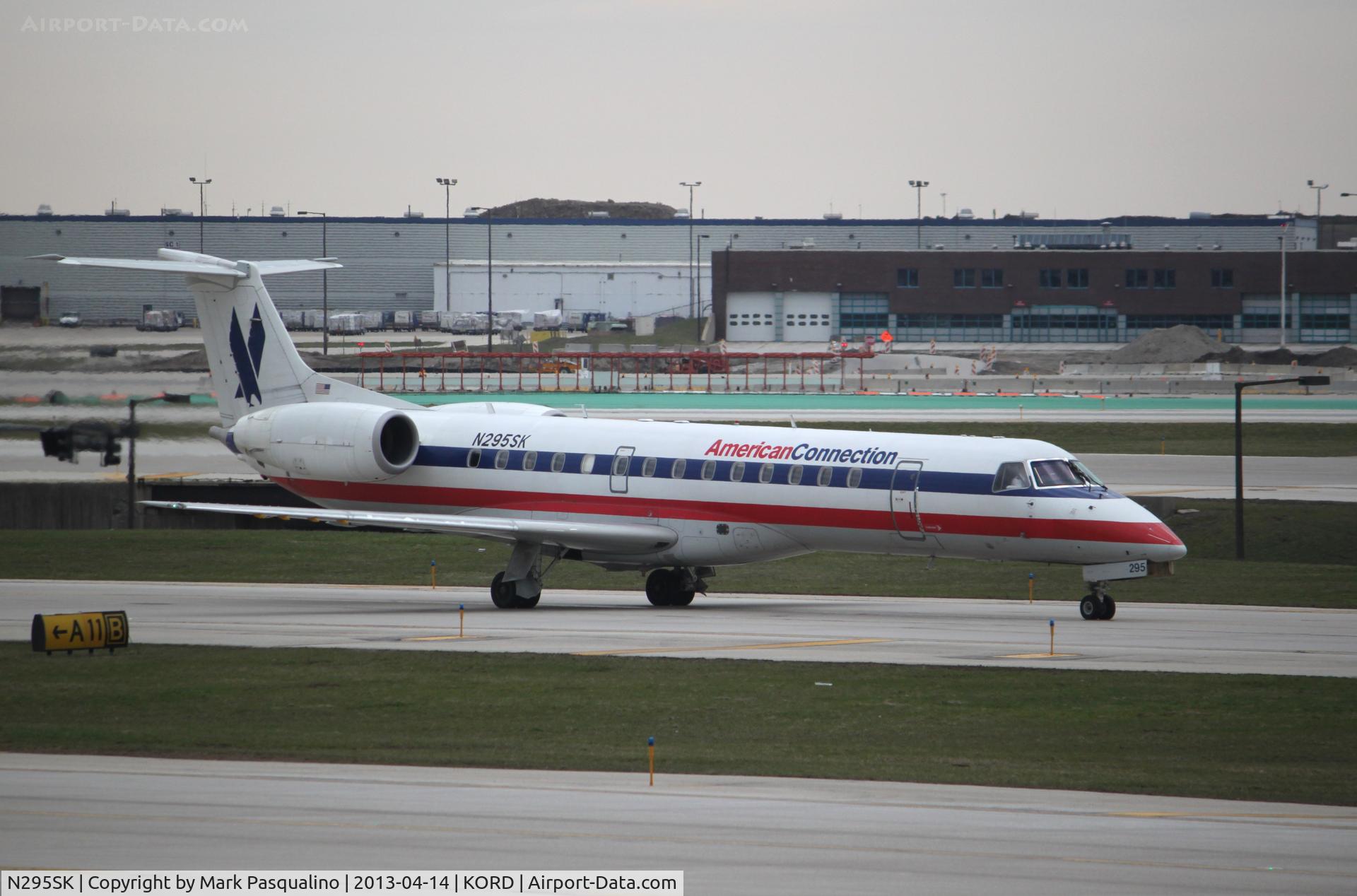 N295SK, 2001 Embraer ERJ-140LR (EMB-135KL) C/N 145513, EMB-135KL