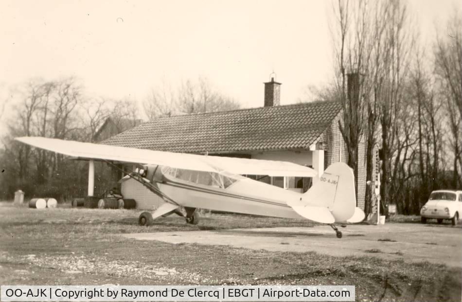 OO-AJK, 1944 Piper L-4J Grasshopper (J3C-65D) C/N 12476, Gent 1967, for refueling at the gasstation.
