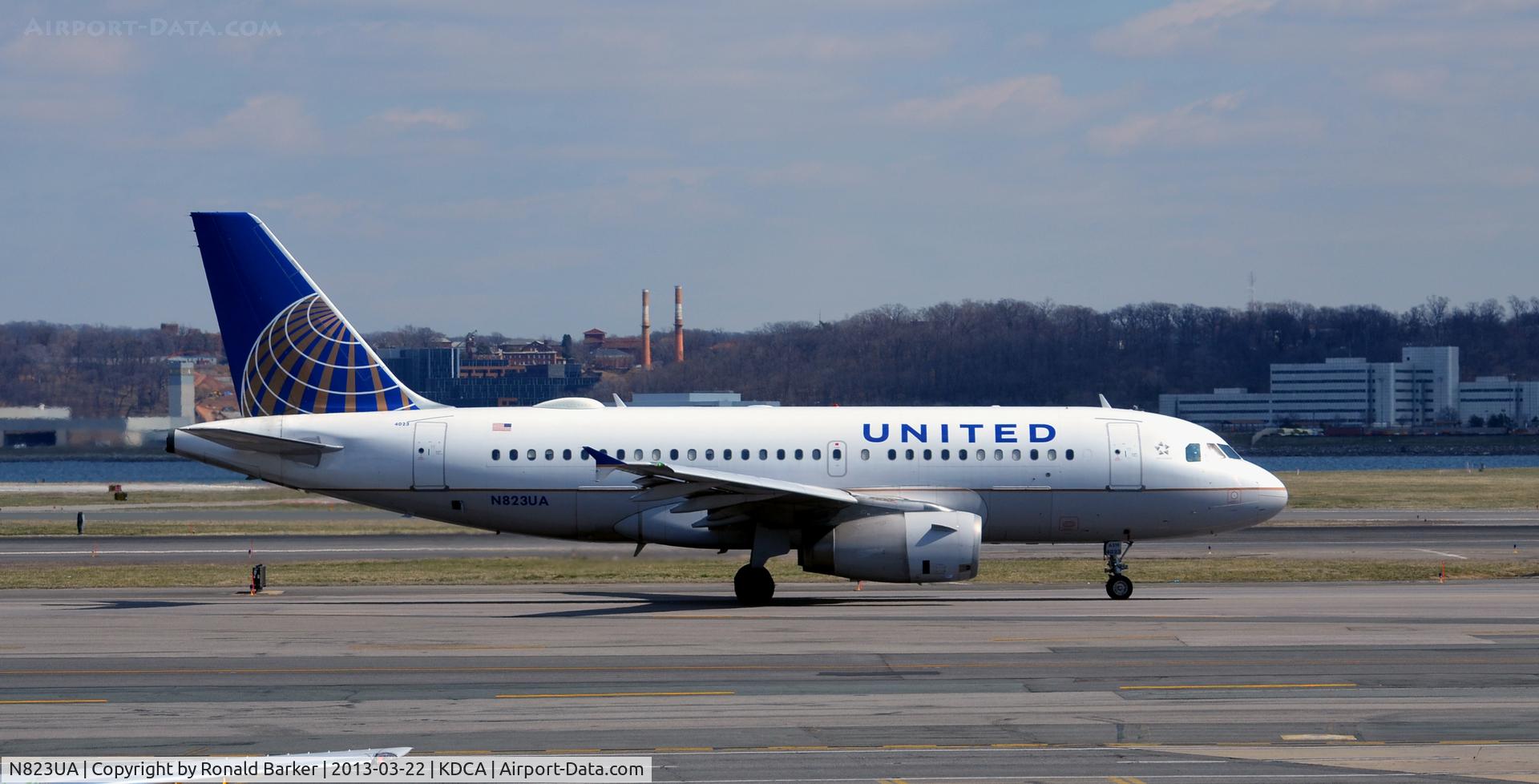 N823UA, 1998 Airbus A319-131 C/N 952, Taxi DCA