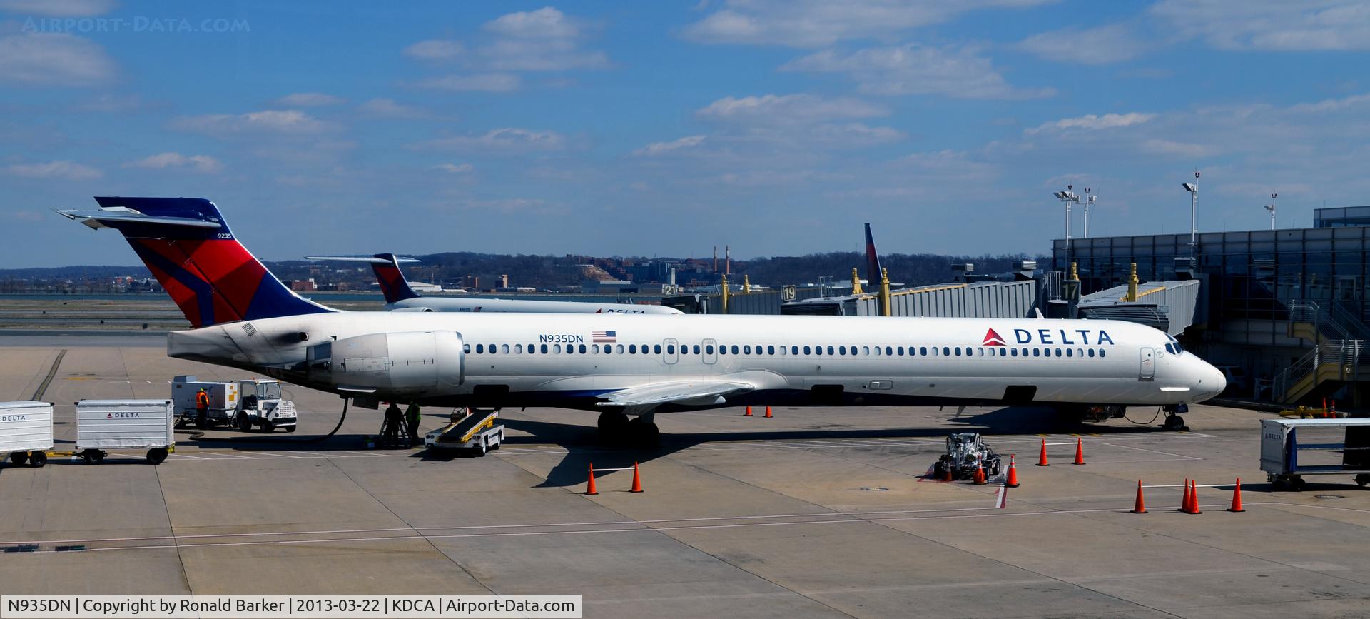 N935DN, 1996 McDonnell Douglas MD-90-30 C/N 53460, DCA VA