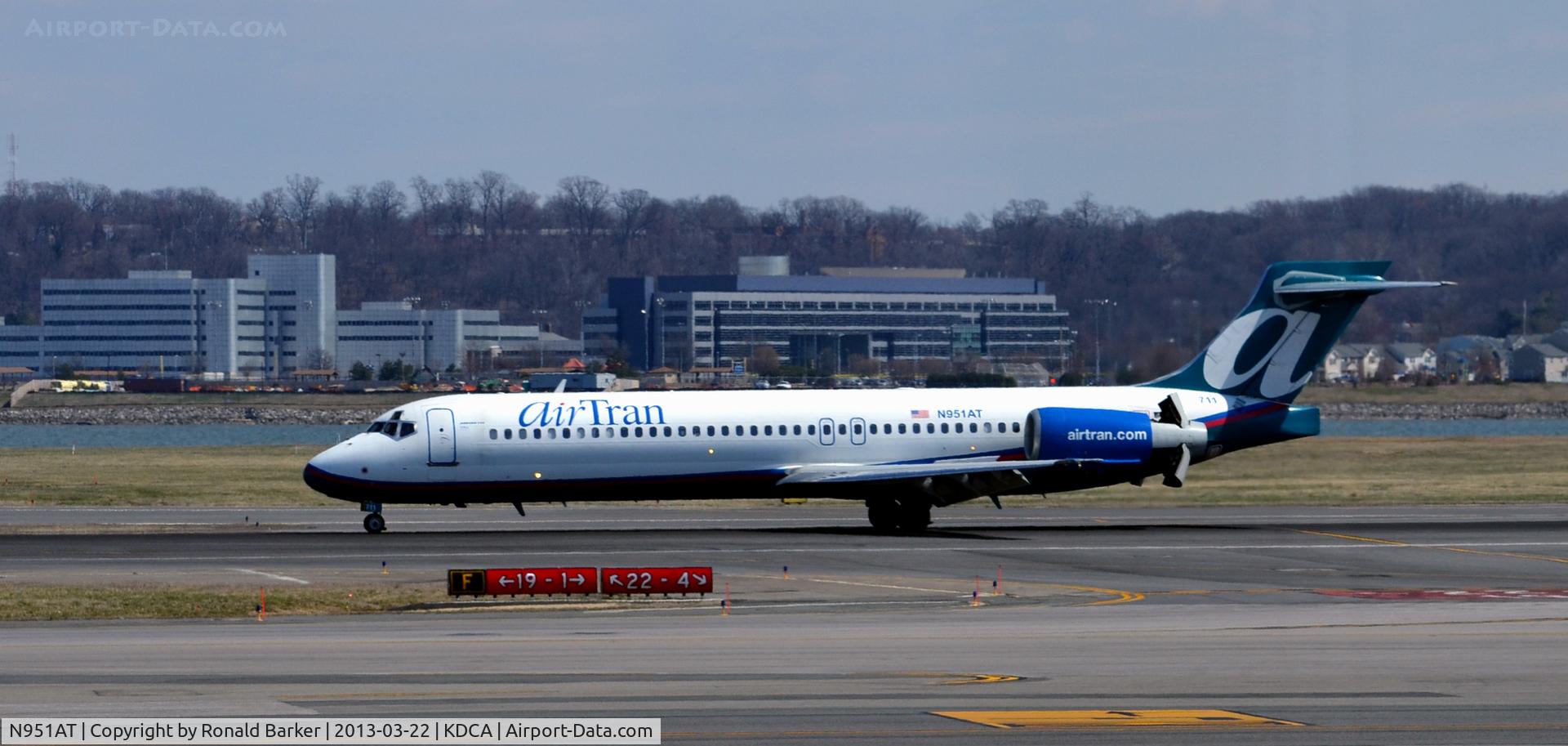 N951AT, 2000 Boeing 717-200 C/N 55013, Landing, check the spoilers