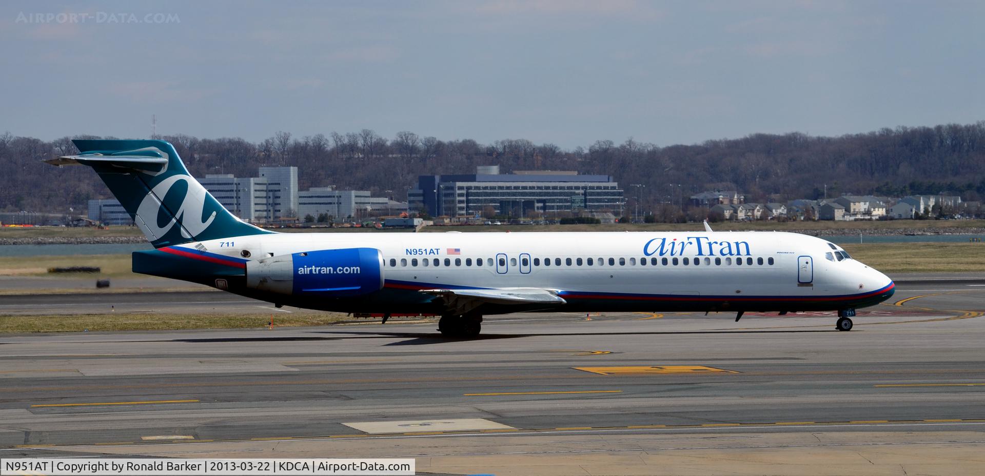 N951AT, 2000 Boeing 717-200 C/N 55013, Taxi DCA