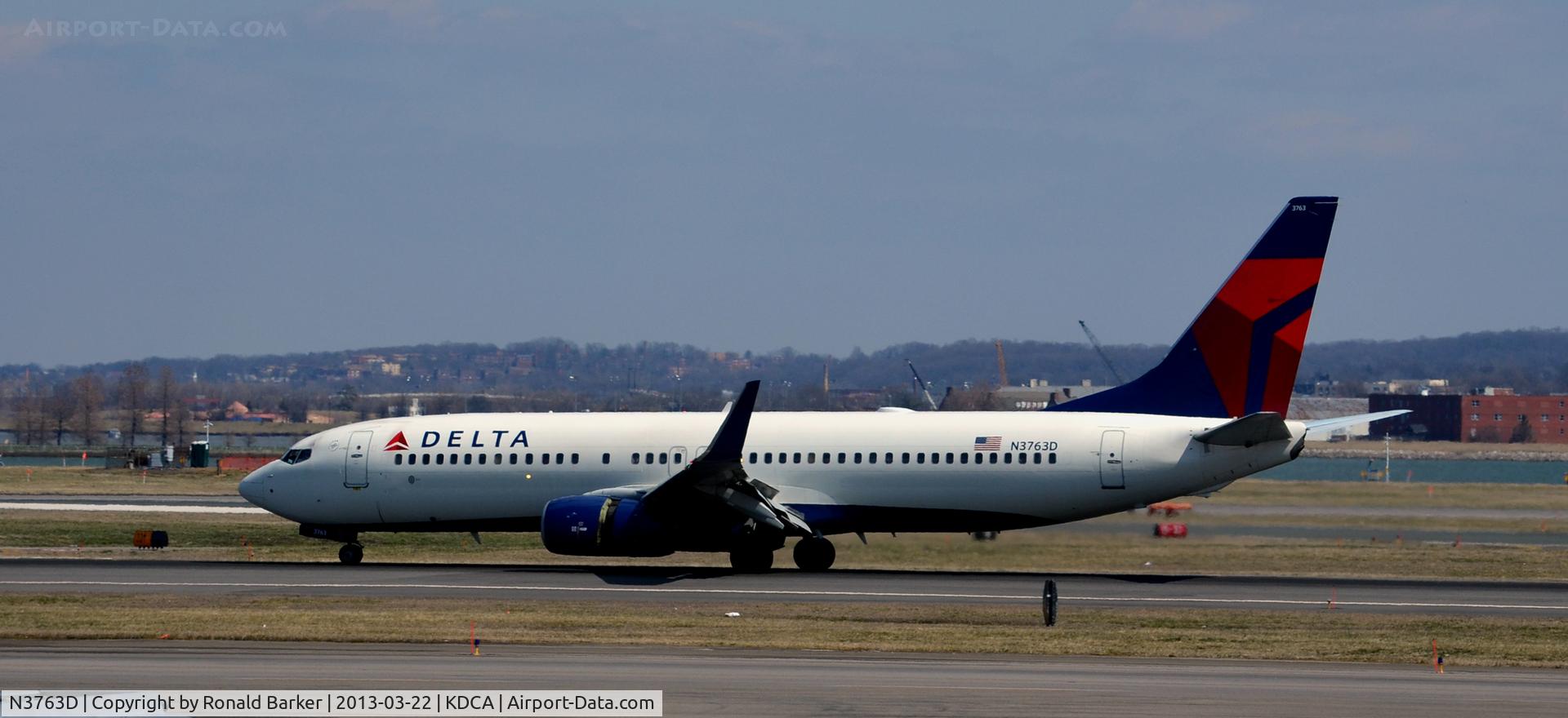 N3763D, 2001 Boeing 737-832 C/N 29629, Landing DCA
