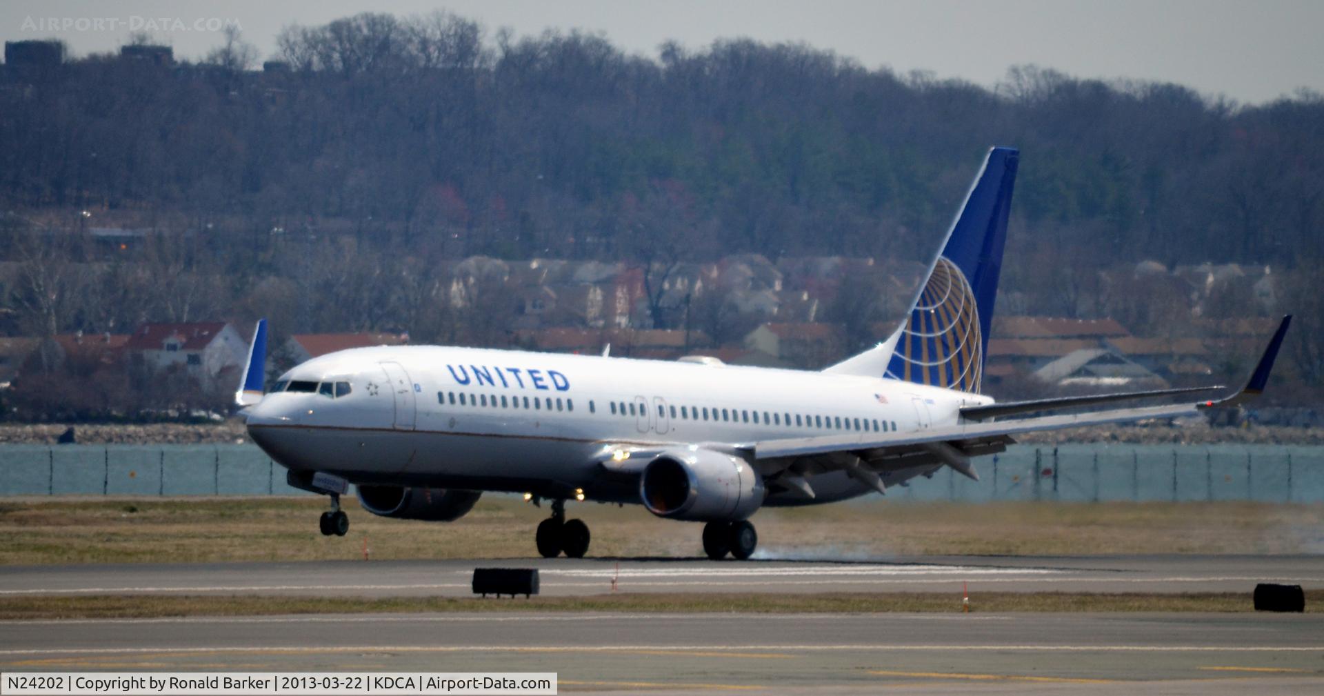 N24202, 2000 Boeing 737-824 C/N 30429, Landing DCA