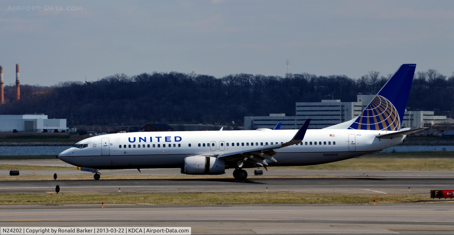 N24202, 2000 Boeing 737-824 C/N 30429, Taxi DCA