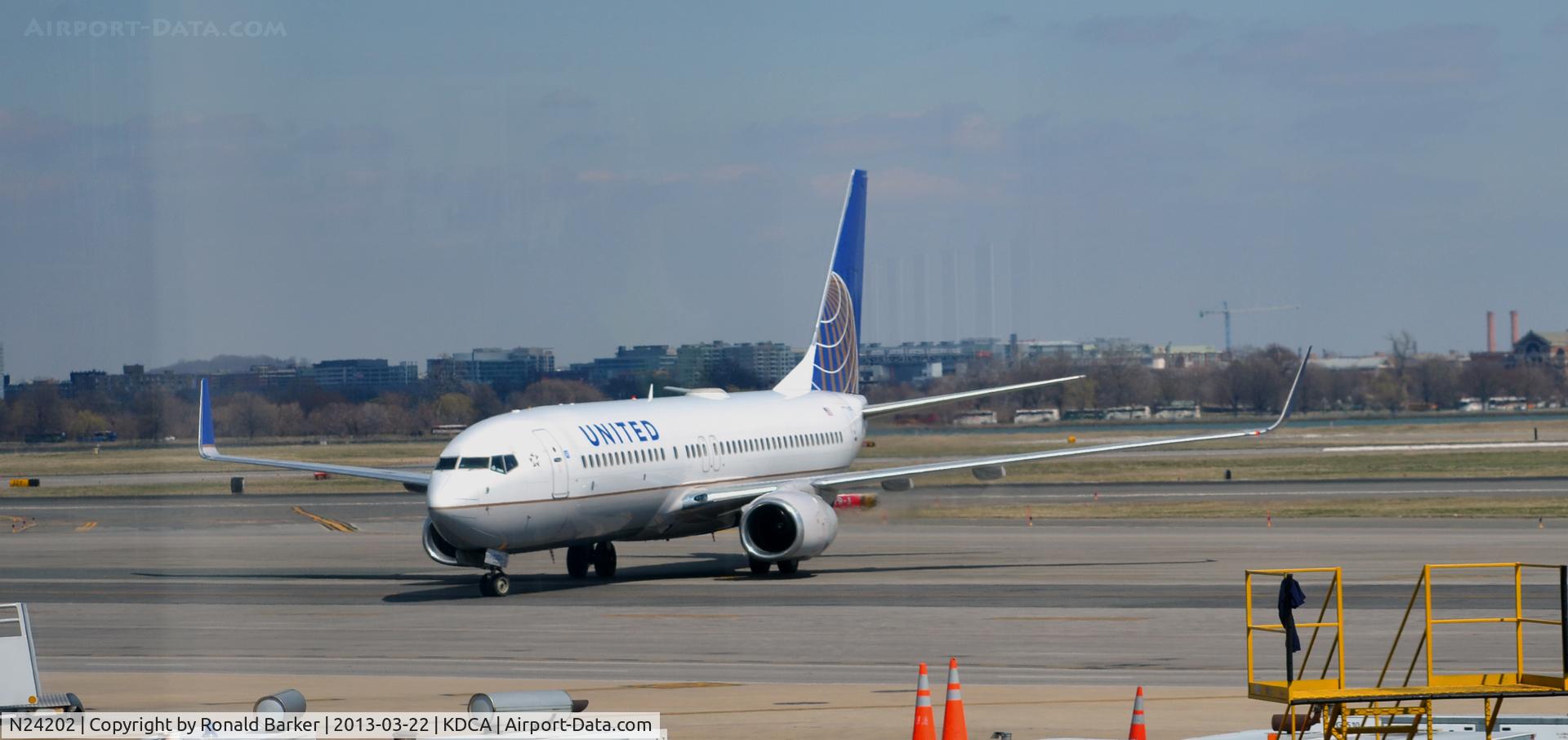 N24202, 2000 Boeing 737-824 C/N 30429, Taxi DCa