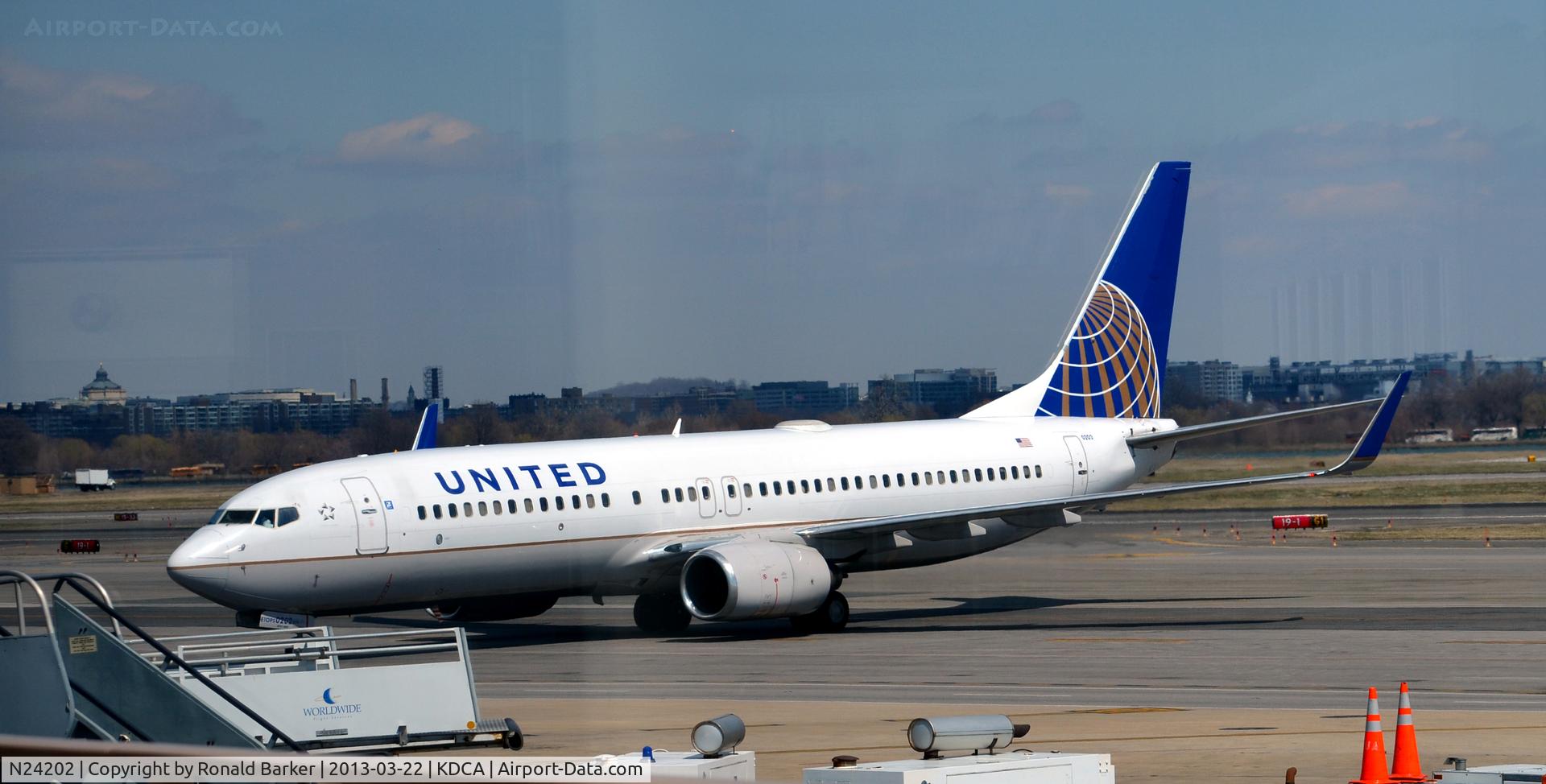 N24202, 2000 Boeing 737-824 C/N 30429, Taxi DCA