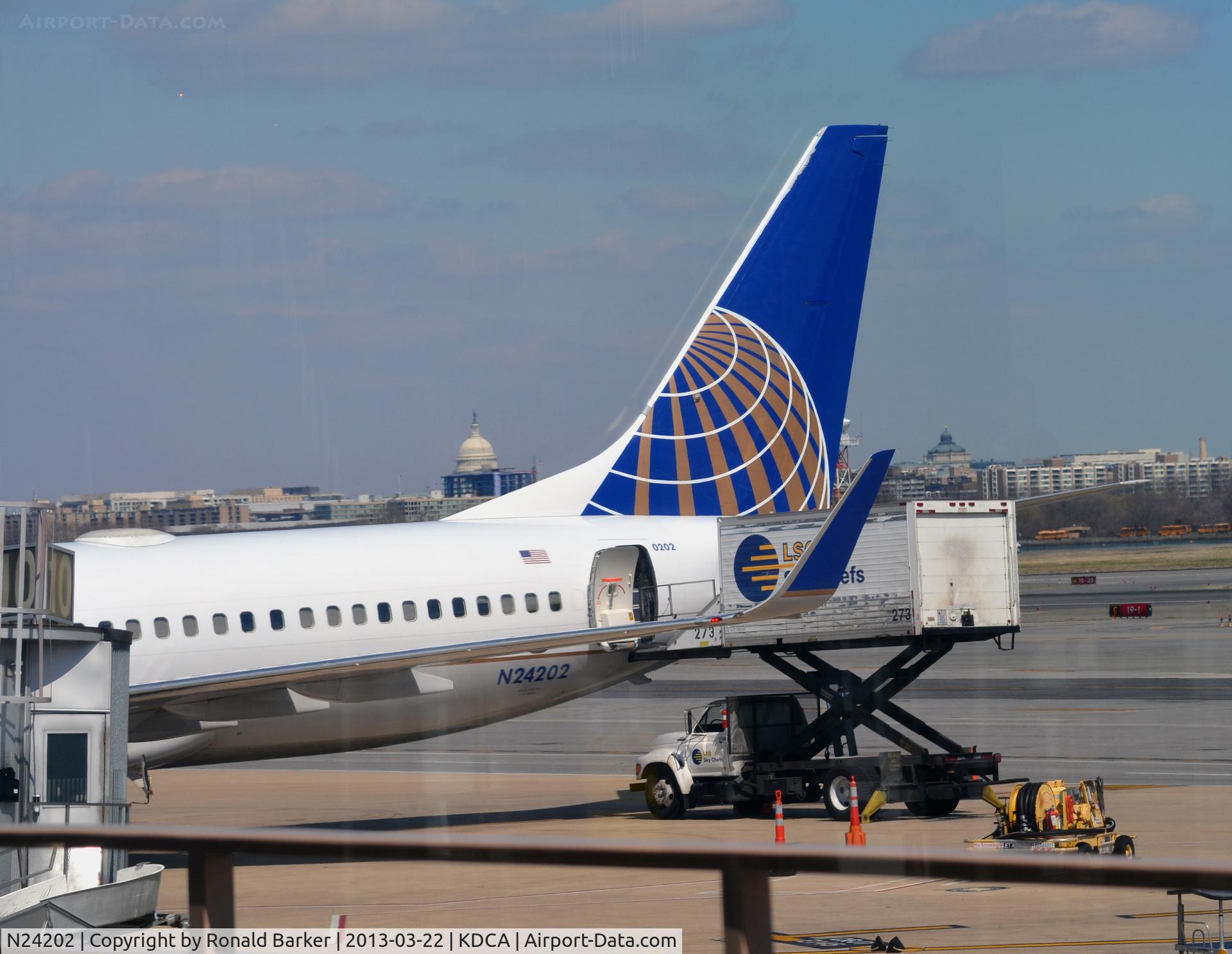 N24202, 2000 Boeing 737-824 C/N 30429, Parking, catering DCA