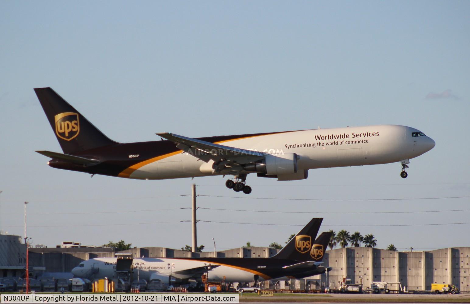 N304UP, 1995 Boeing 767-34AFER C/N 27242, UPS 767-300