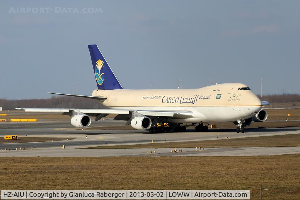 HZ-AIU, 1988 Boeing 747-268F C/N 24359/724, @VIE