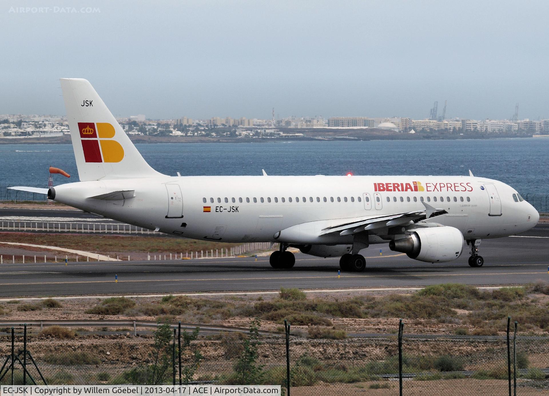 EC-JSK, 2006 Airbus A320-214 C/N 2807, Taxi to the runway of Lanzarote Airport