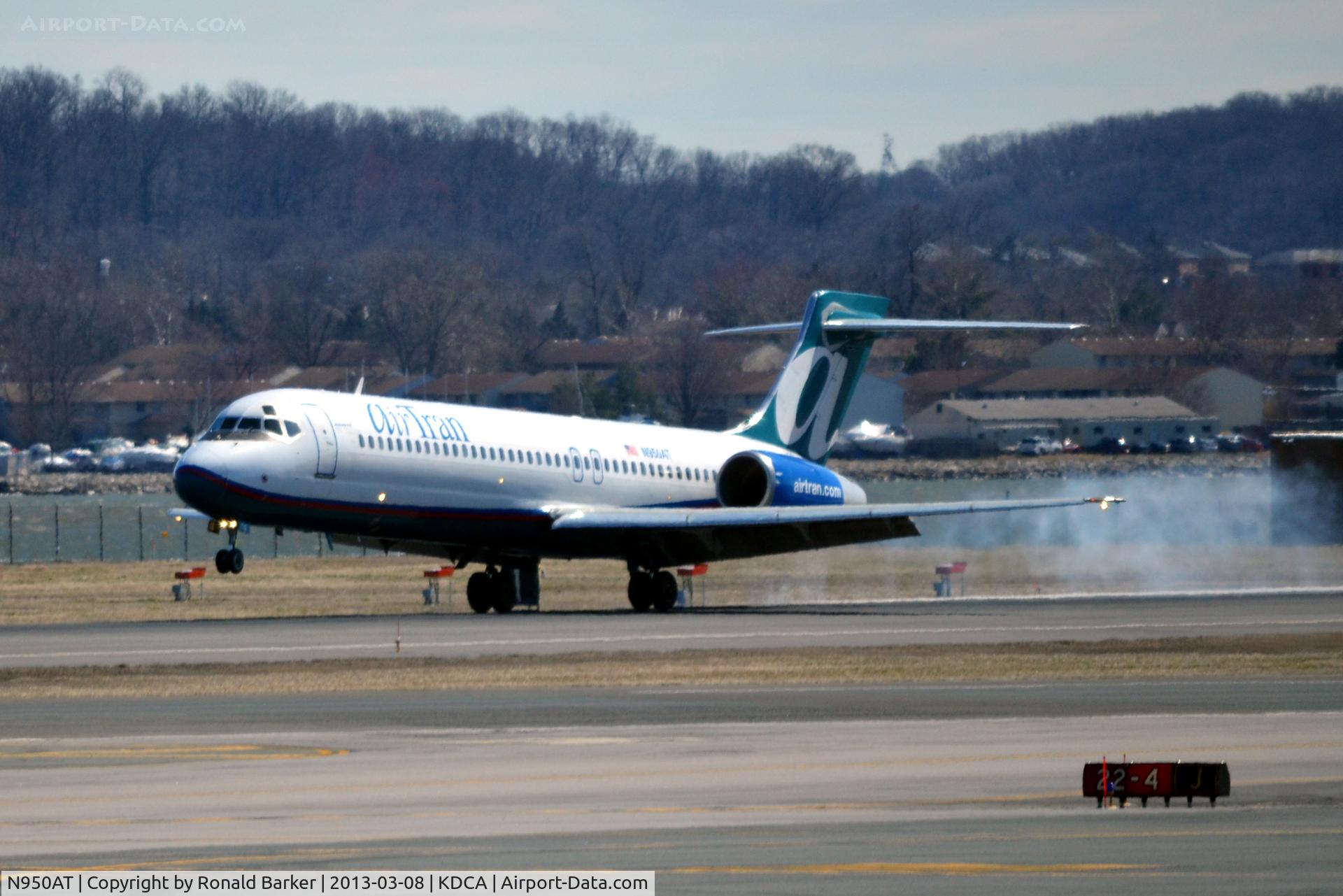 N950AT, 2000 Boeing 717-200 C/N 55012, Landing Touchdown  DCA