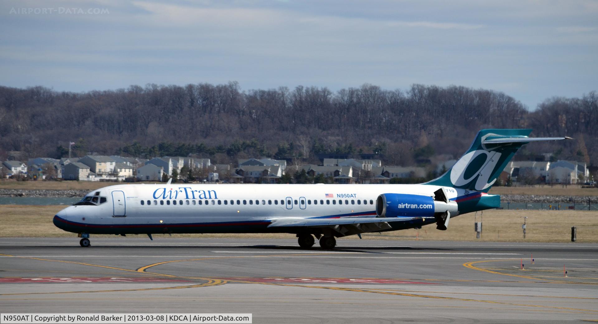 N950AT, 2000 Boeing 717-200 C/N 55012, Landing roll DCA