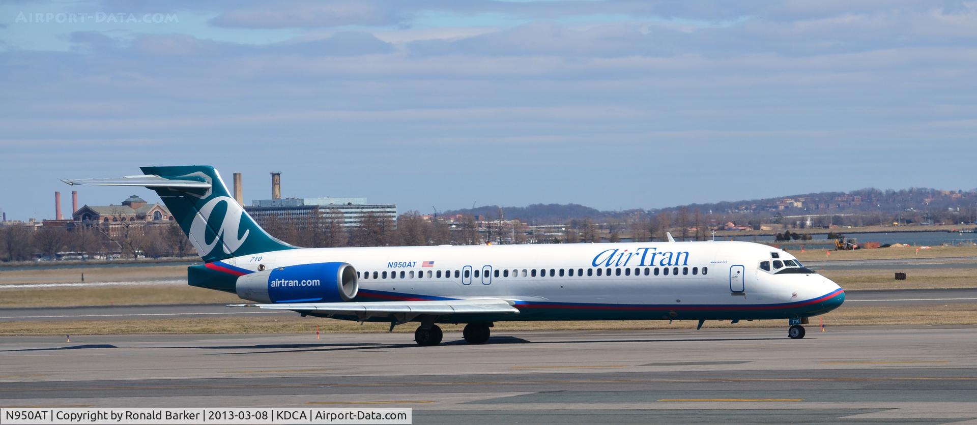 N950AT, 2000 Boeing 717-200 C/N 55012, Taxi DCA
