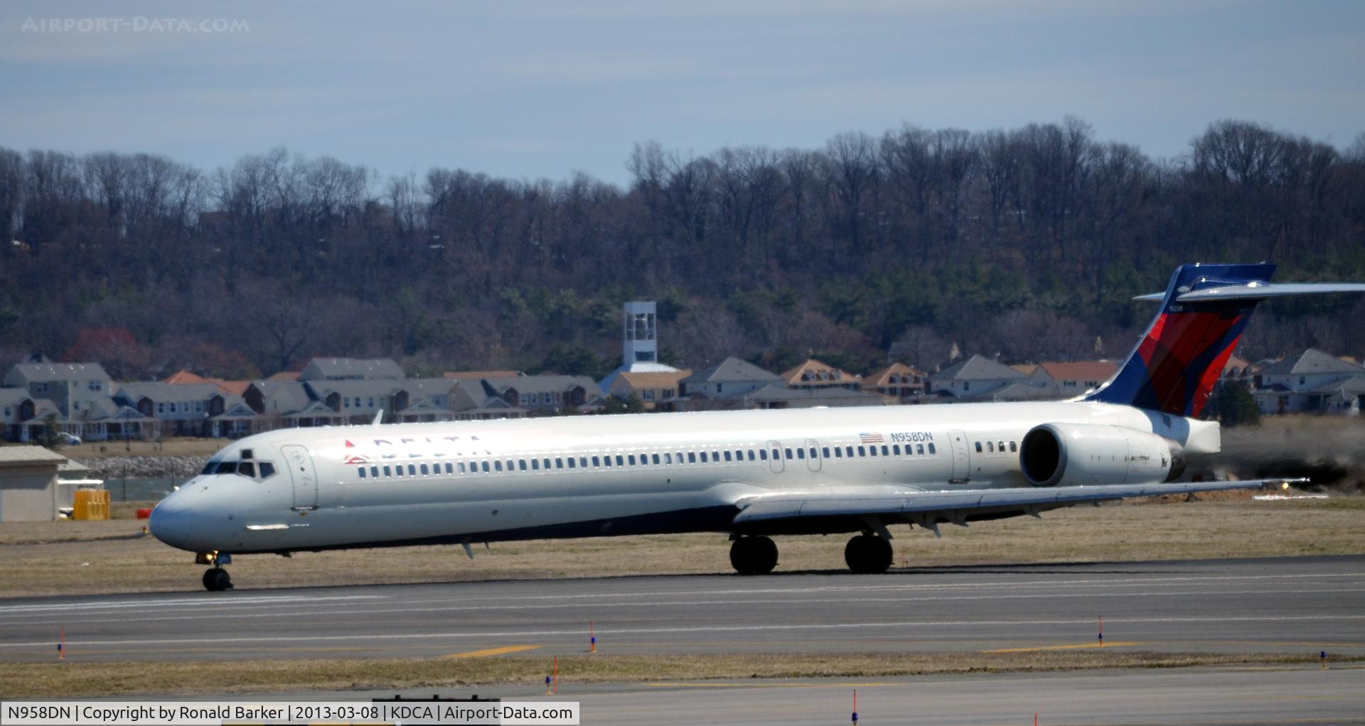 N958DN, McDonnell Douglas MD-90-30 C/N 53528, Takeoff DCA